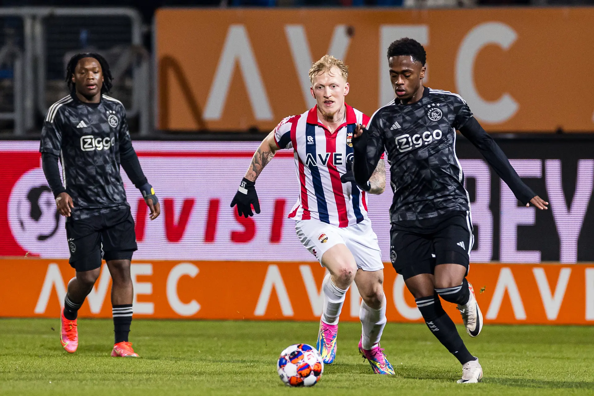 Jong Ajax houdt stand in Tilburgse kou en speelt gelijk bij koploper Willem II