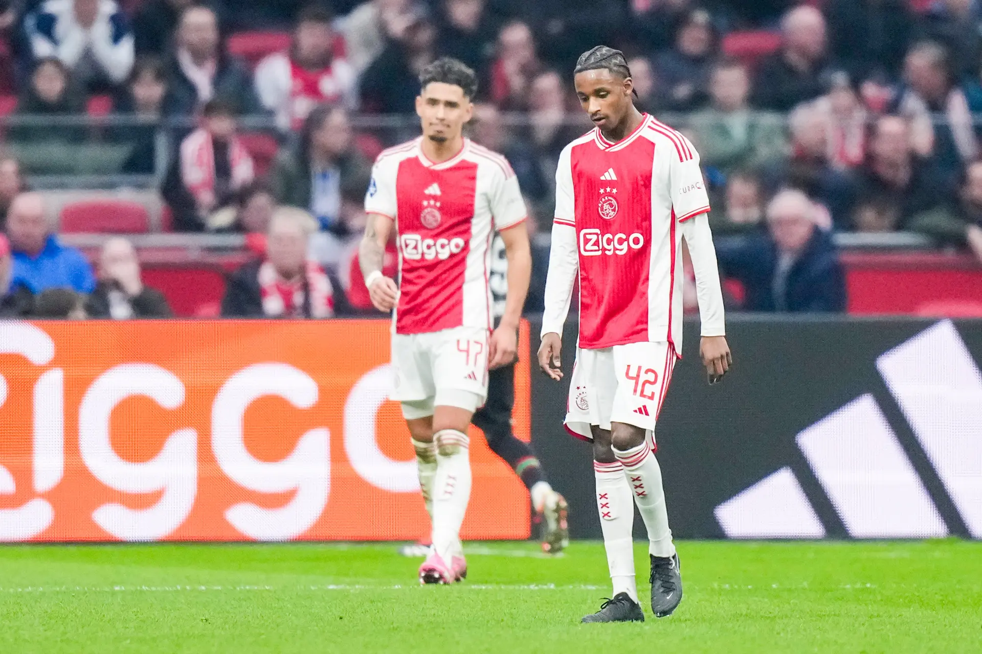 Ajax laat overwinning in blessuretijd uit handen glippen en speelt gelijk tegen NEC