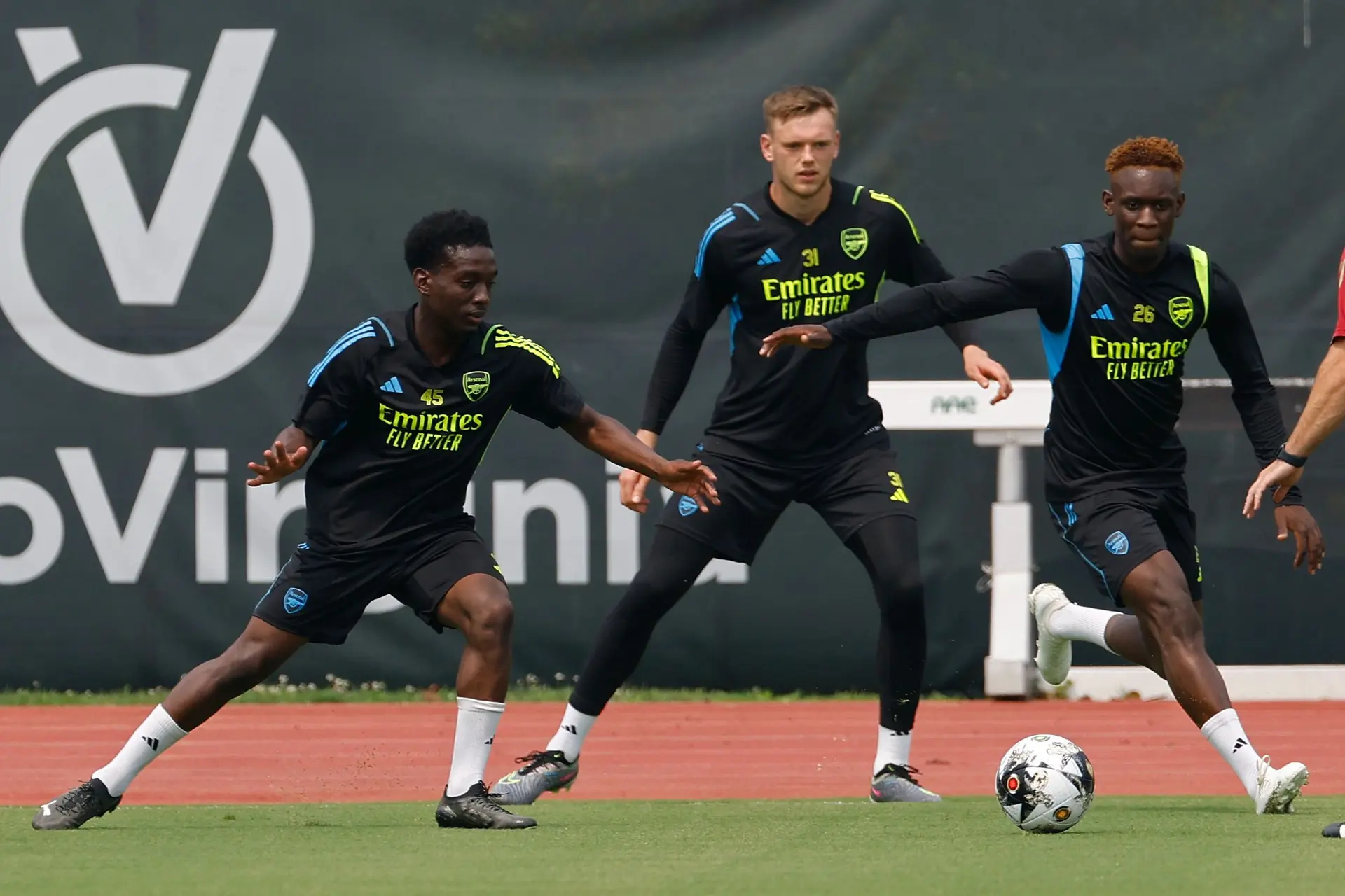'Ajax houdt contractsituatie Arsenal-talent Cozier-Duberry in de gaten'