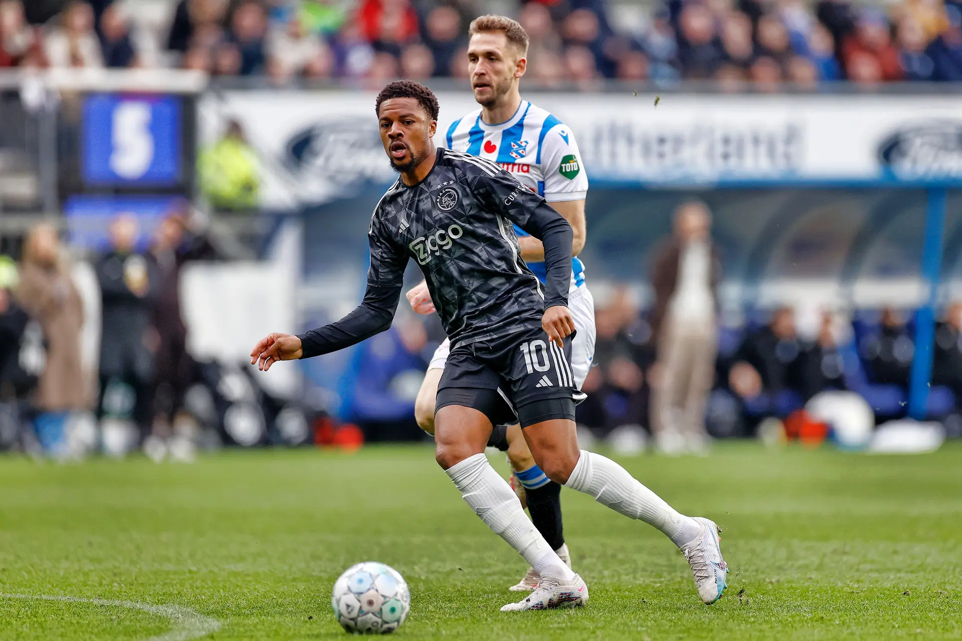 Ajax begint met Akpom en Rensch aan heenwedstrijd tegen FK Bodø/Glimt