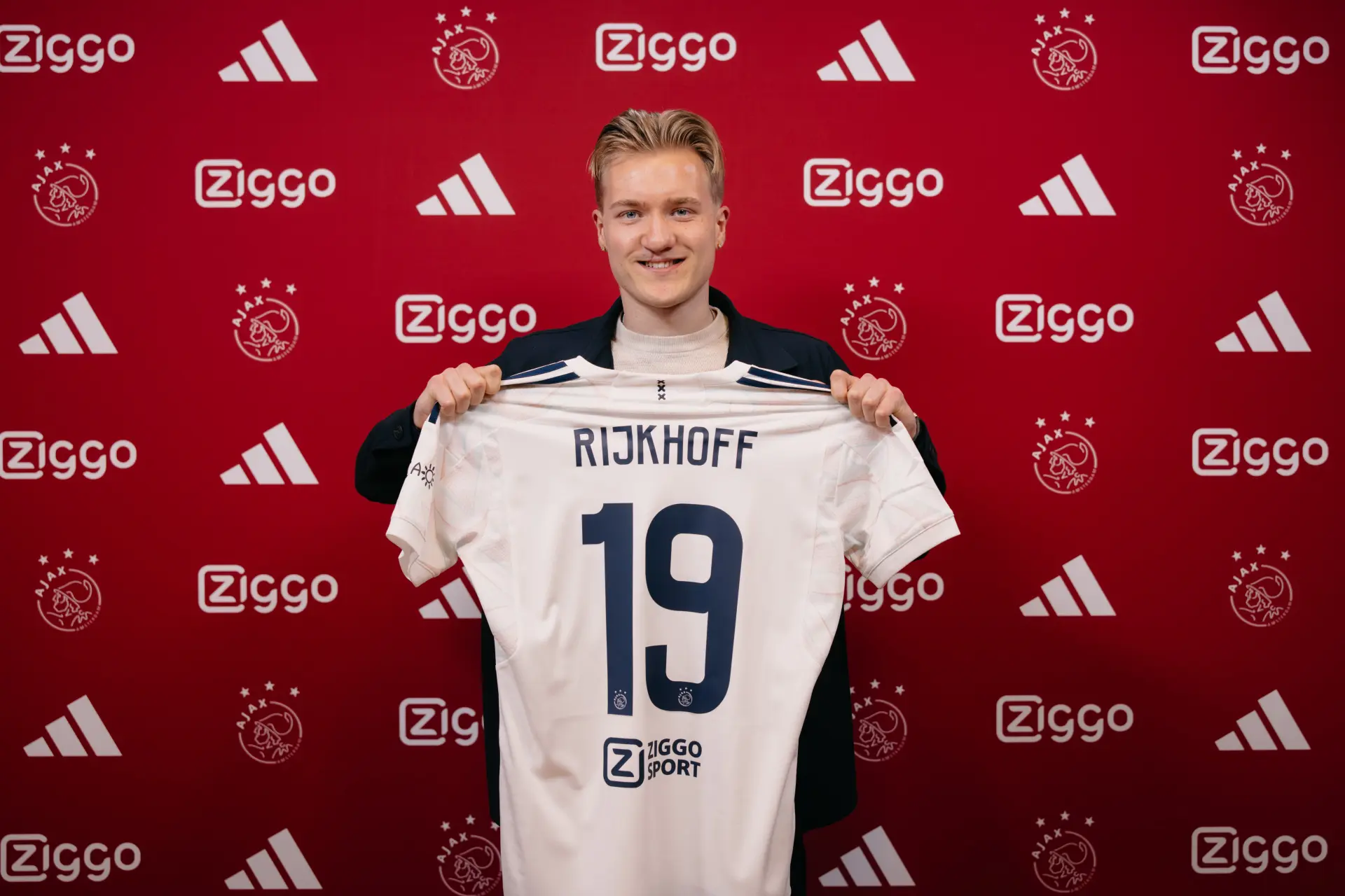 Rijkhoff past zich aan: 'Nog een beetje aan het zoeken in het Ajax-systeem'