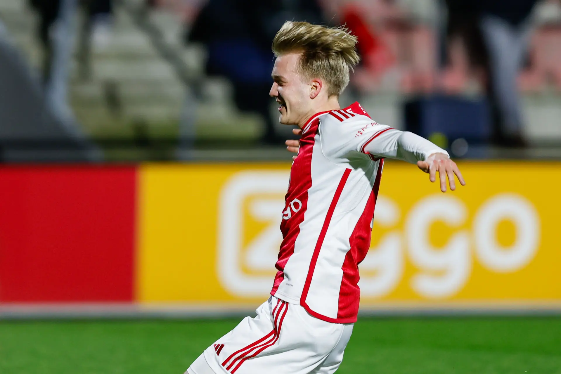 Sneijder pleit voor meer speelminuten Rijkhoff: 'Waarom speelt die jongen niet?'
