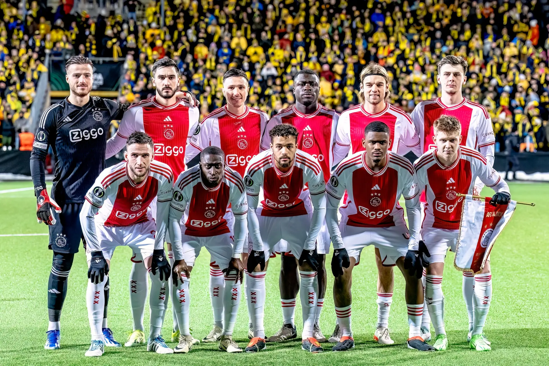 Ajax loot Aston Villa in achtste finales van Conference League