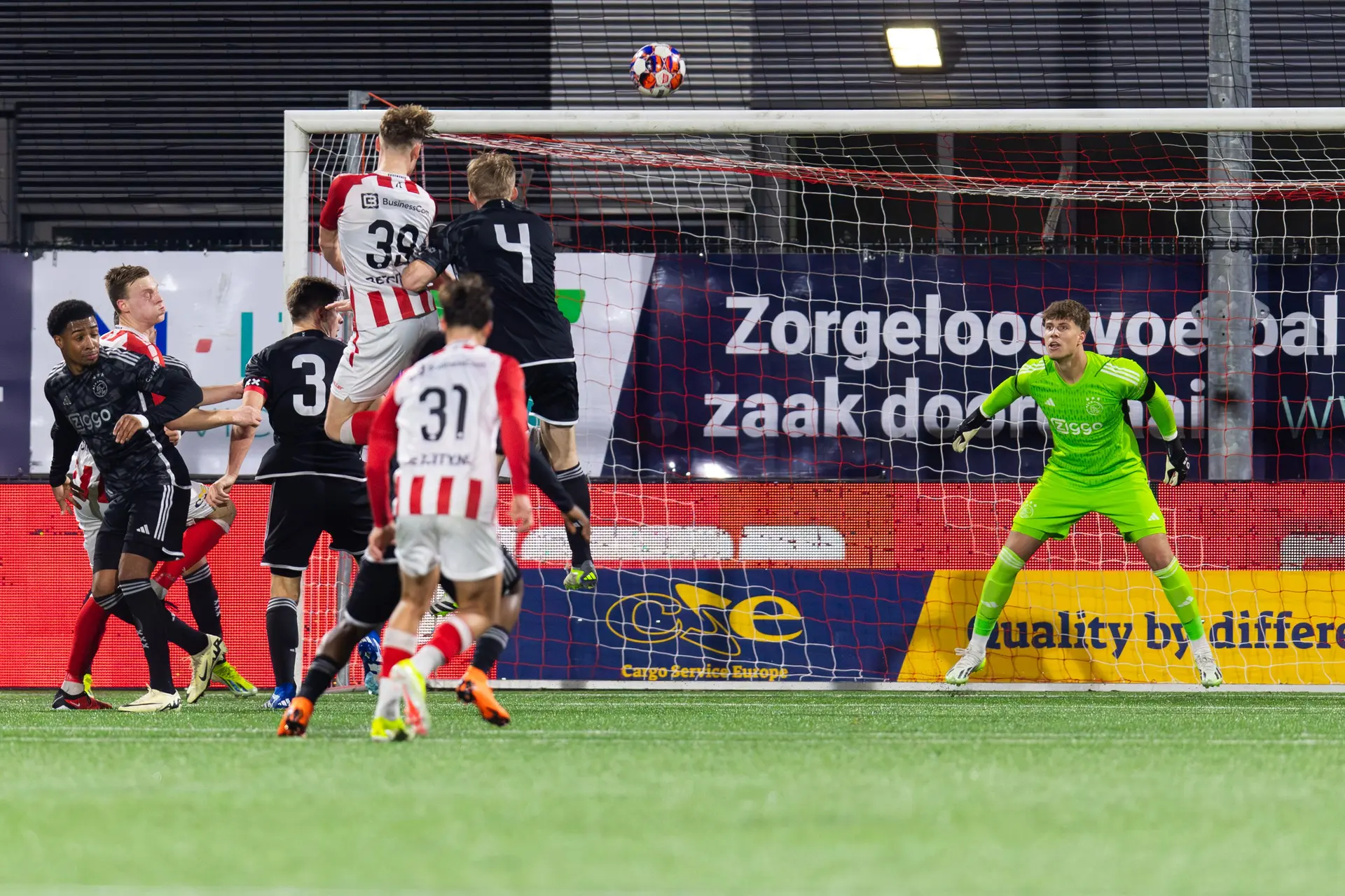 Jong Ajax maakt slechte beurt in Oss en gaat onderuit tegen hekkensluiter