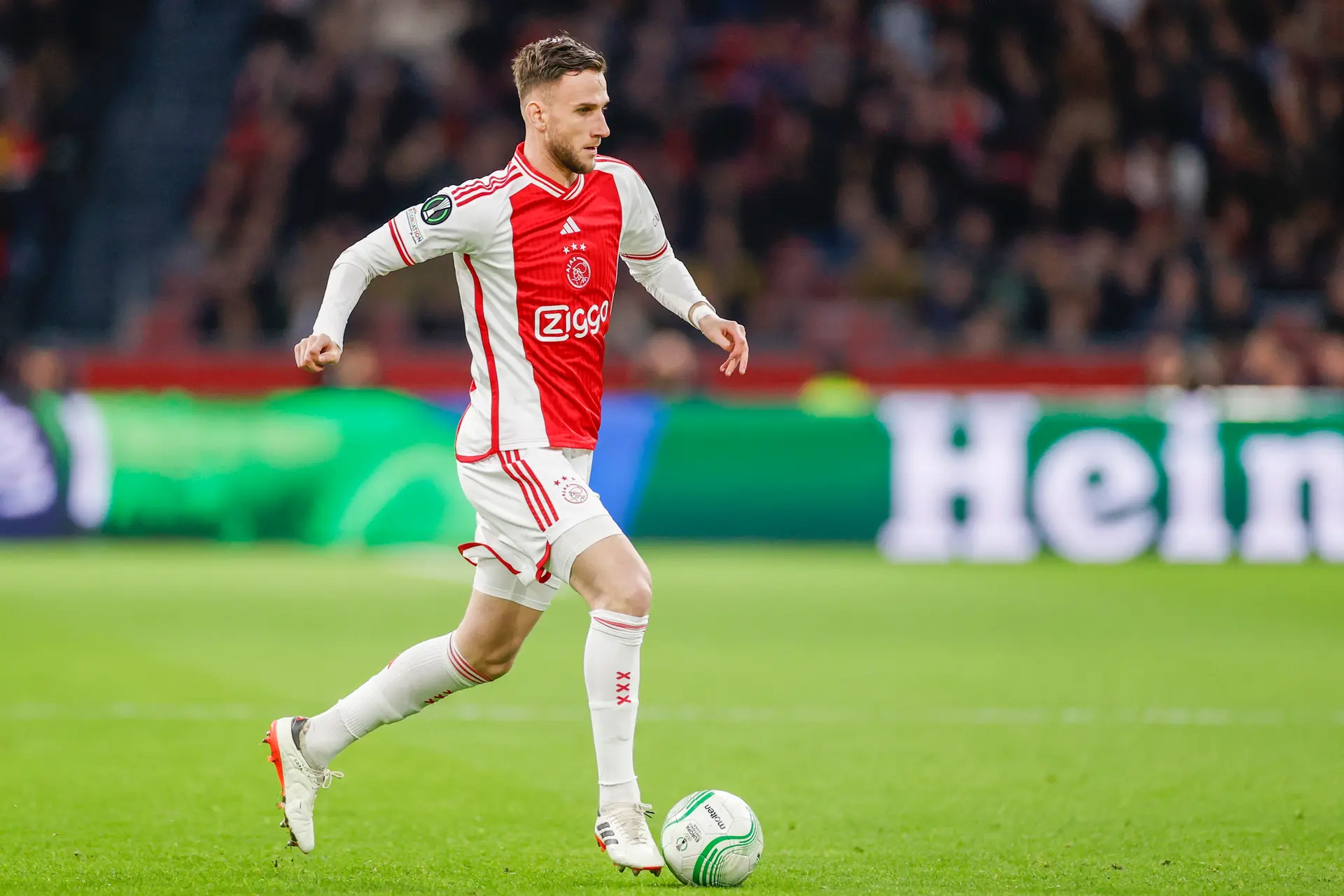 Van den Boomen wil bij Ajax blijven: 'Gevoel dat ik tegen een basisplaats aan zit'