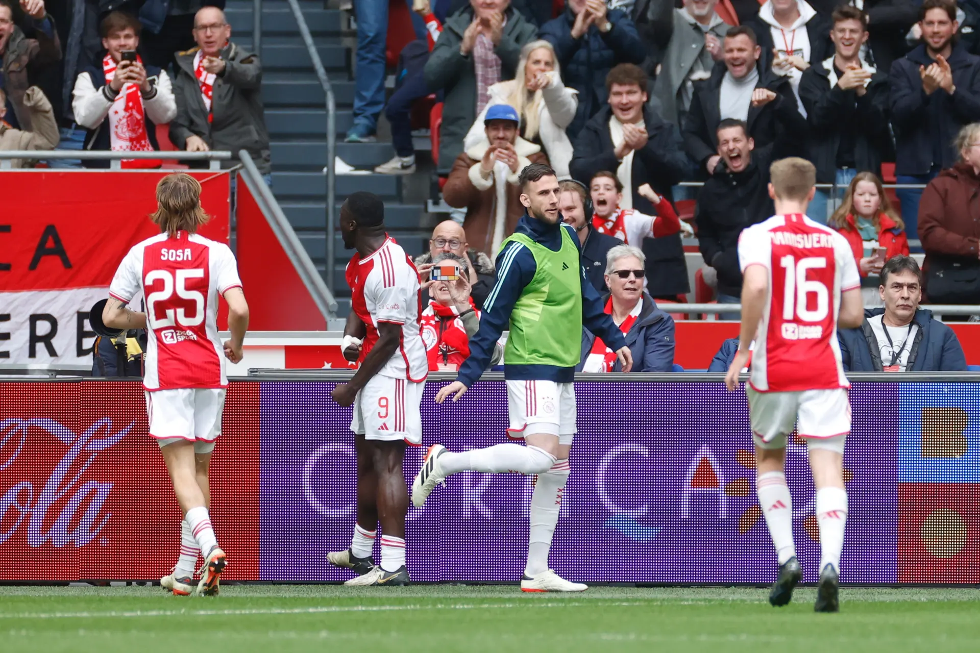 Ajax begint ongewijzigd aan Conference League-heenwedstrijd tegen Aston Villa