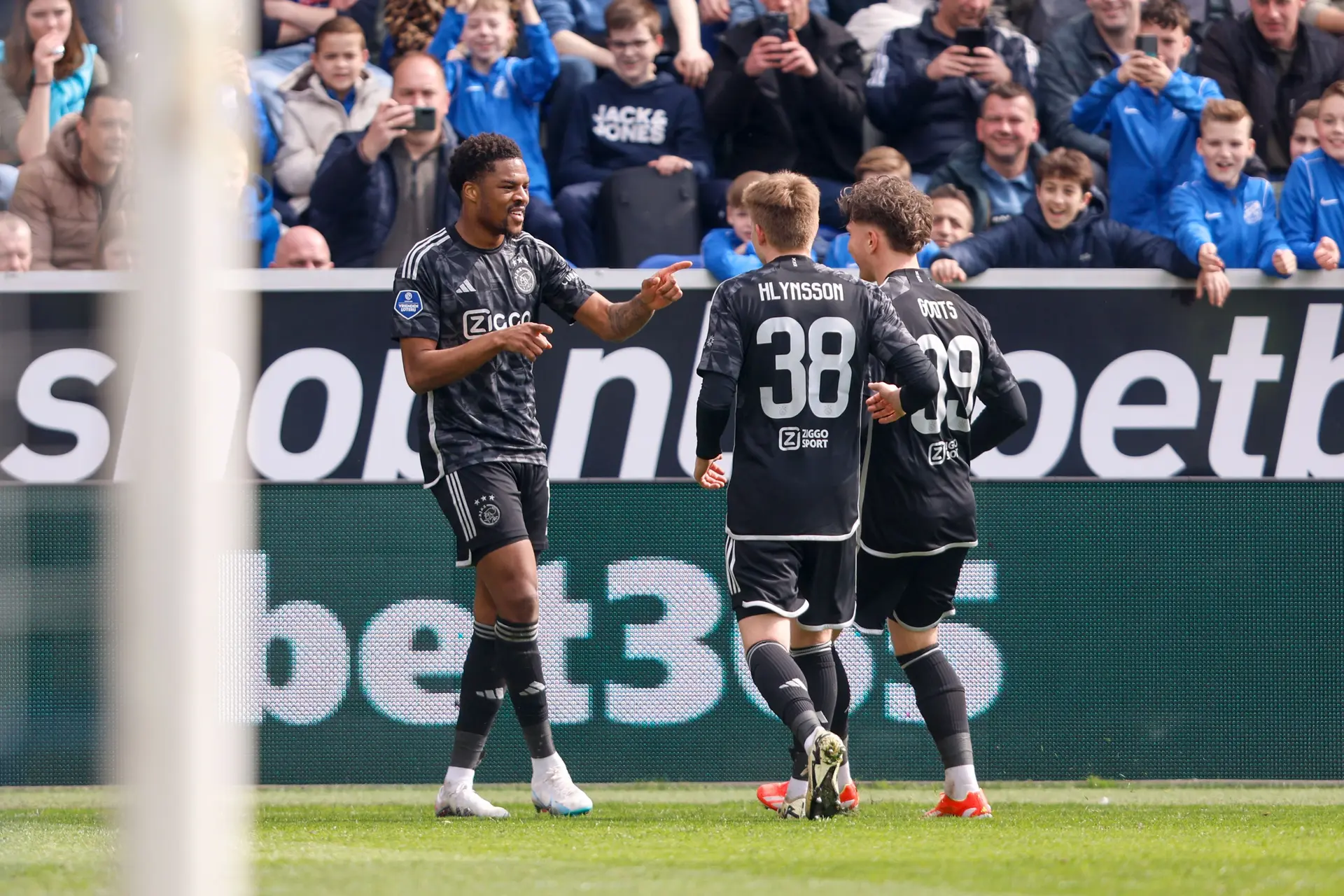 Akpom traint veel extra met Godts: 'Appte hem altijd na zijn goals bij Jong Ajax'