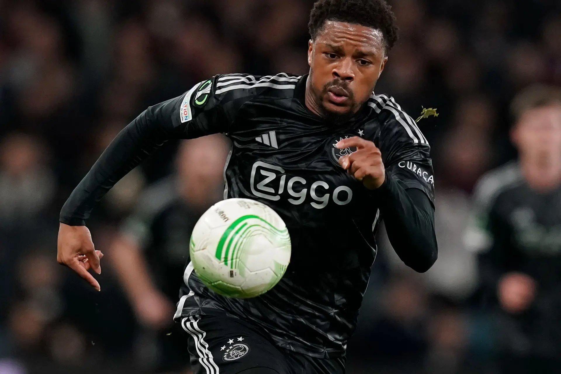 Akpom baalt van flinke nederlaag: 'We hebben het onszelf moeilijk gemaakt'