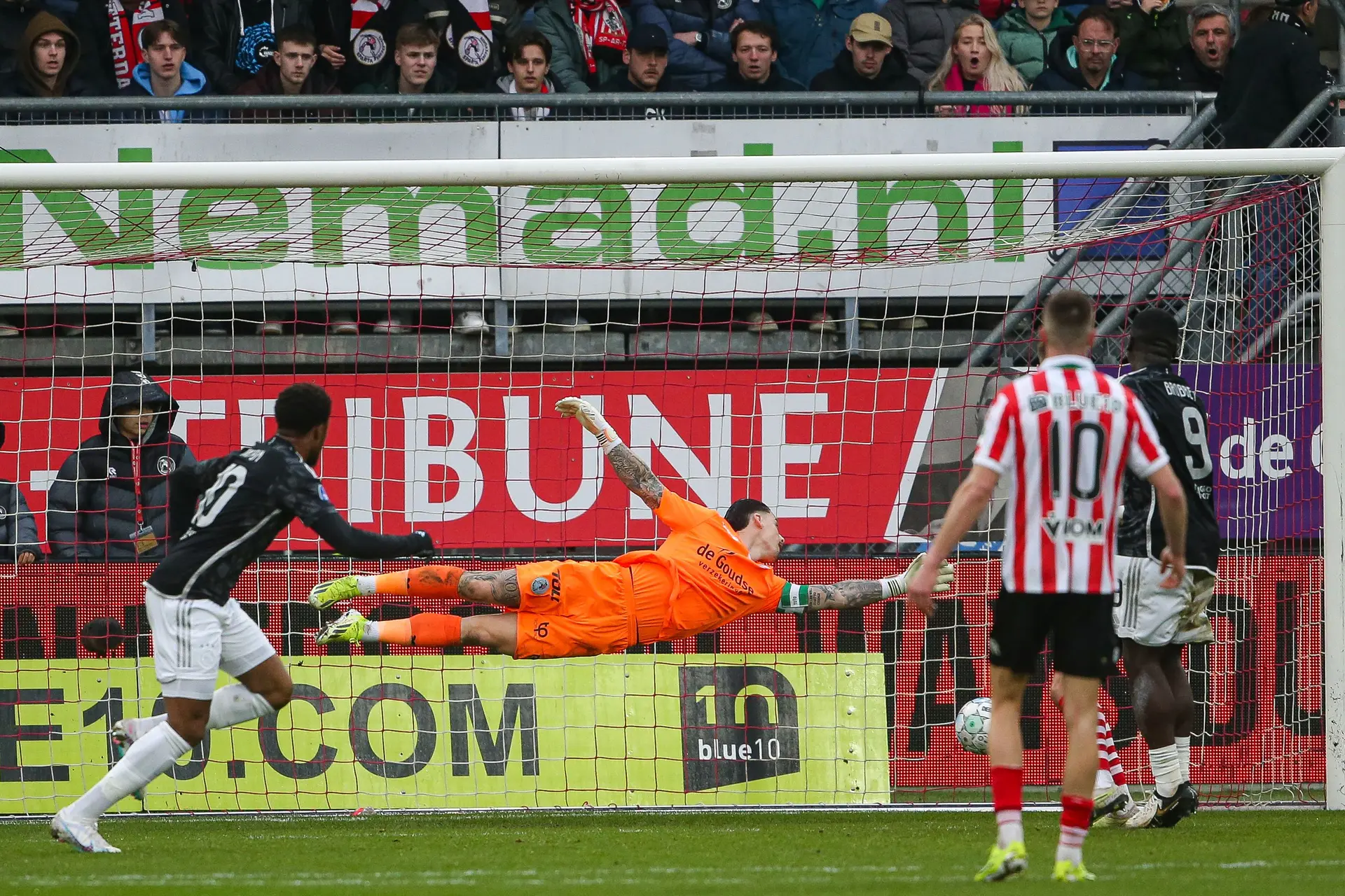 Bergwijn en Akpom bezorgen Ajax een zwaarbevochten punt