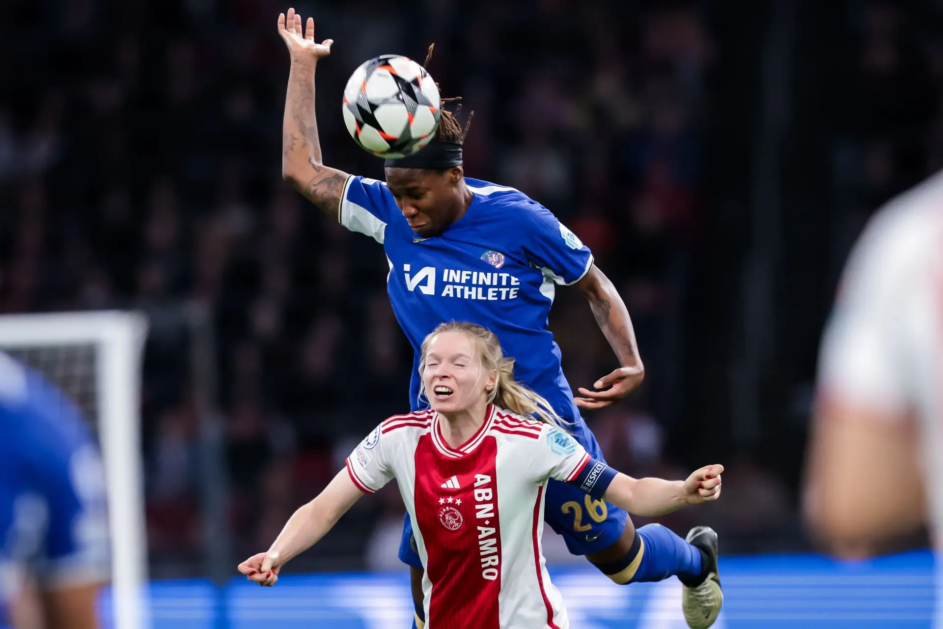 Chelsea twee maten te groot voor de Ajax Vrouwen