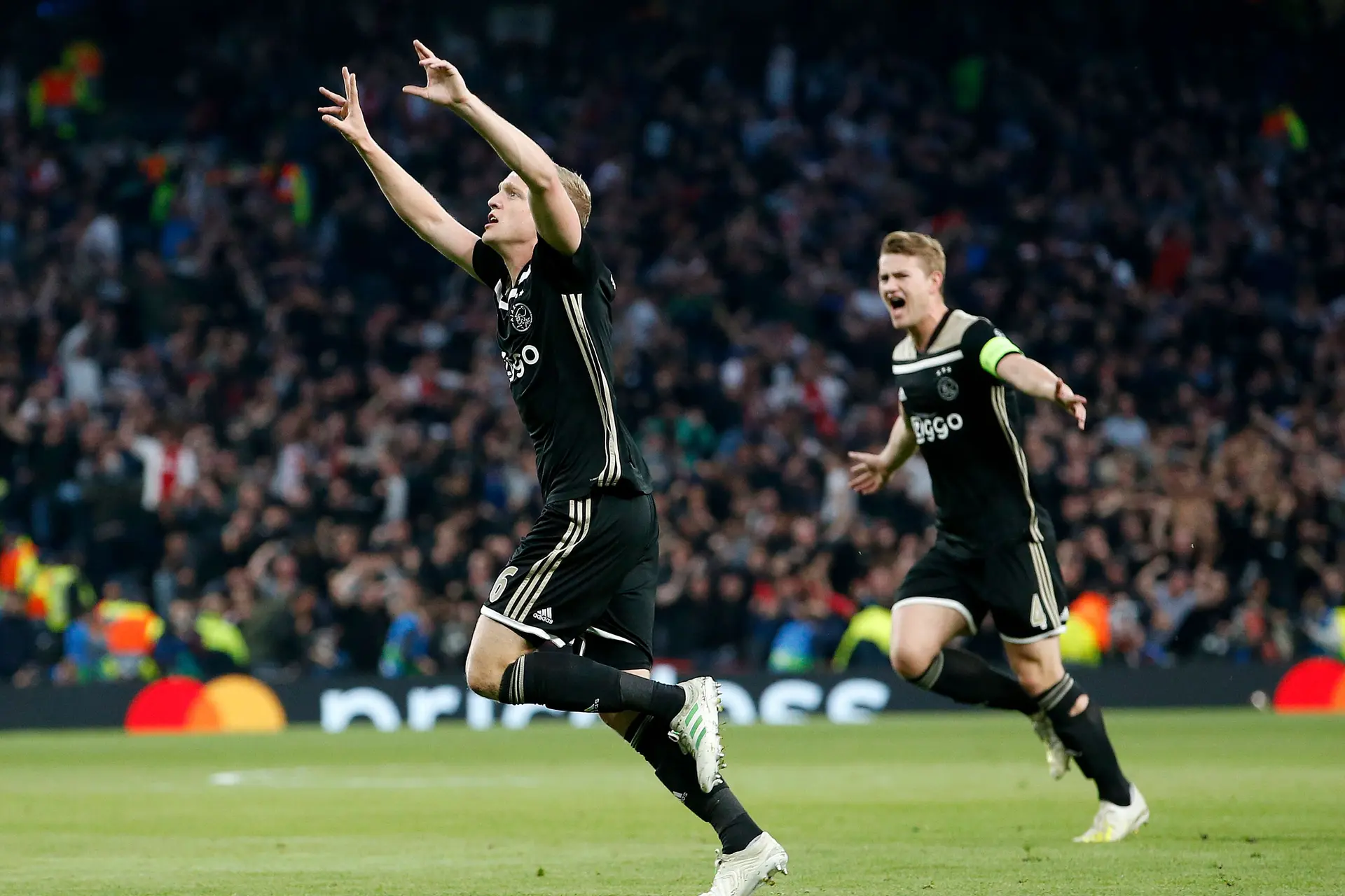 Van de Beek mist Ajax en sluit toekomstige terugkeer niet uit: 'Waarom niet?'