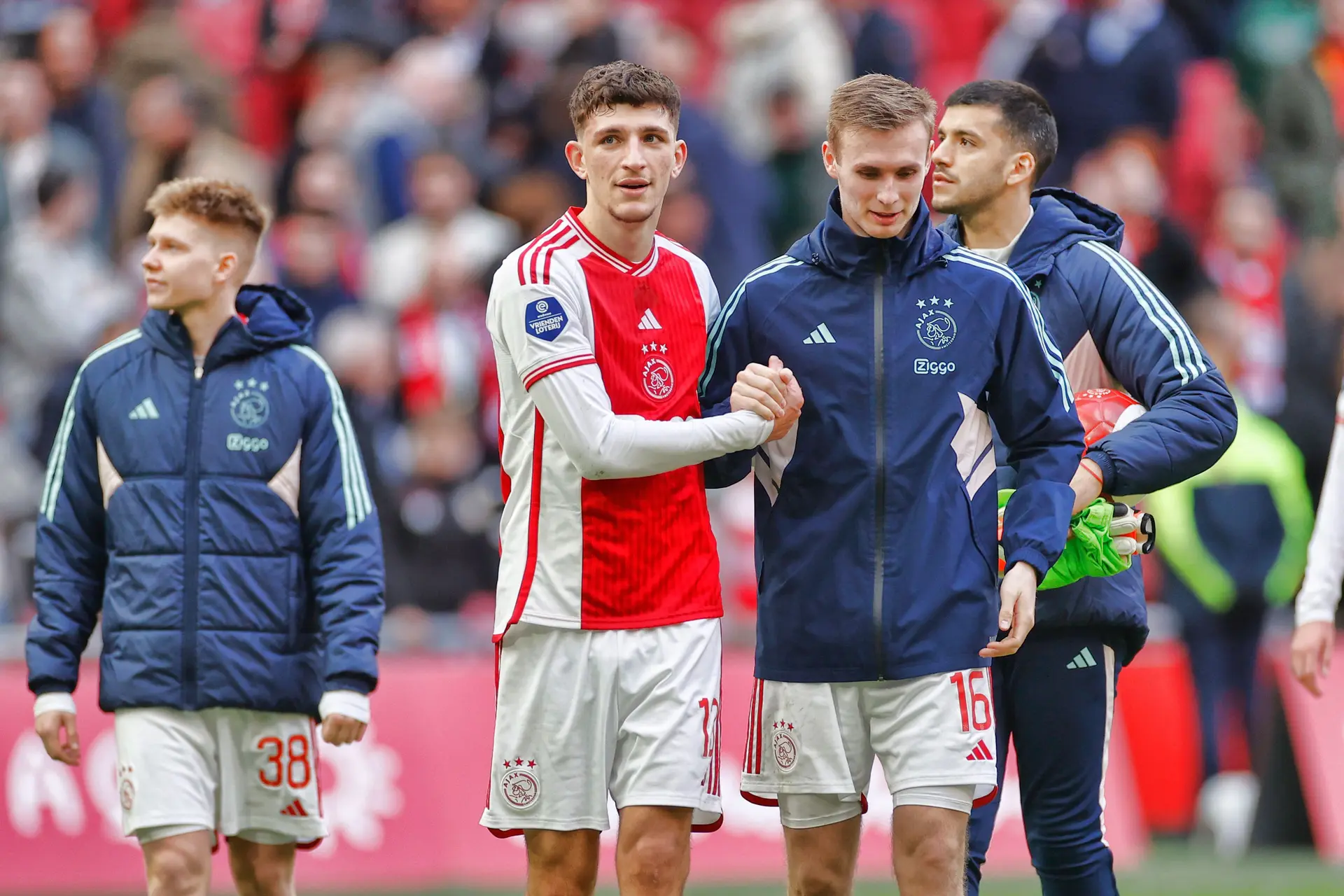 Kranten zien Ajax winnen: 'Sterk spelend Ajax kwam opvallend fris voor de dag'