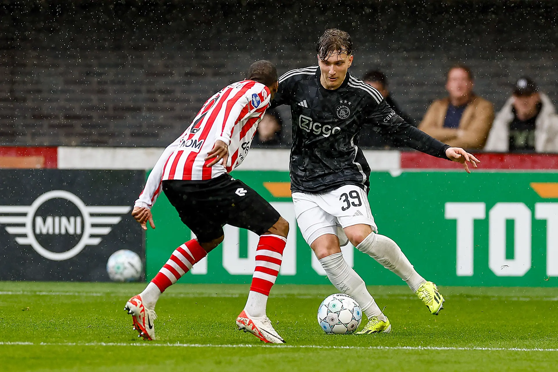 NB: 'Godts bracht met zijn snelheid en creativiteit iets wat Ajax echt heeft gemist'