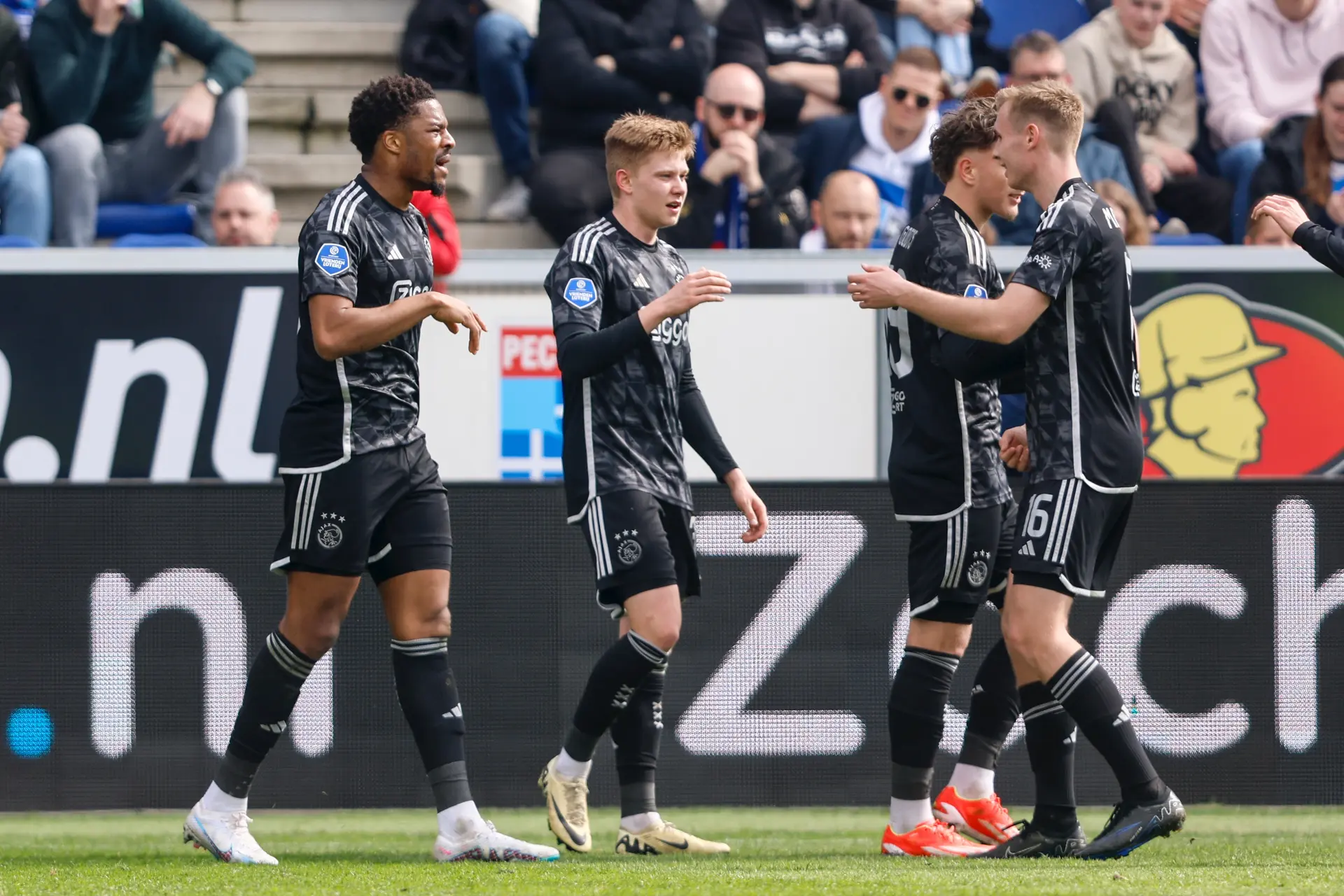 Ajax doorstaat VAR-checks in Zwolle en dankt Akpom voor drie punten