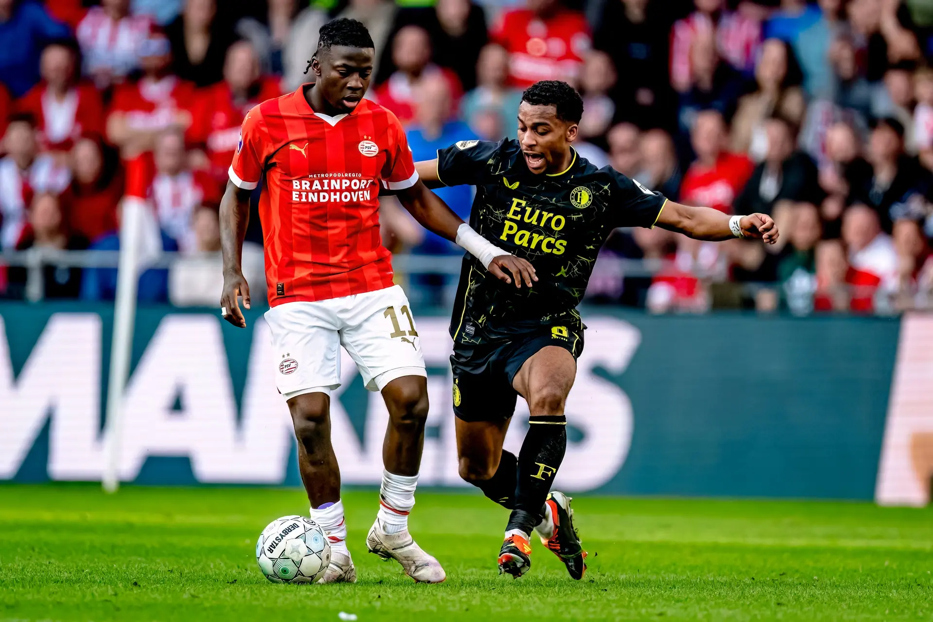 Topper tussen PSV en Feyenoord eindigt onbeslist; Sierhuis maakt hattrick tegen Excelsior