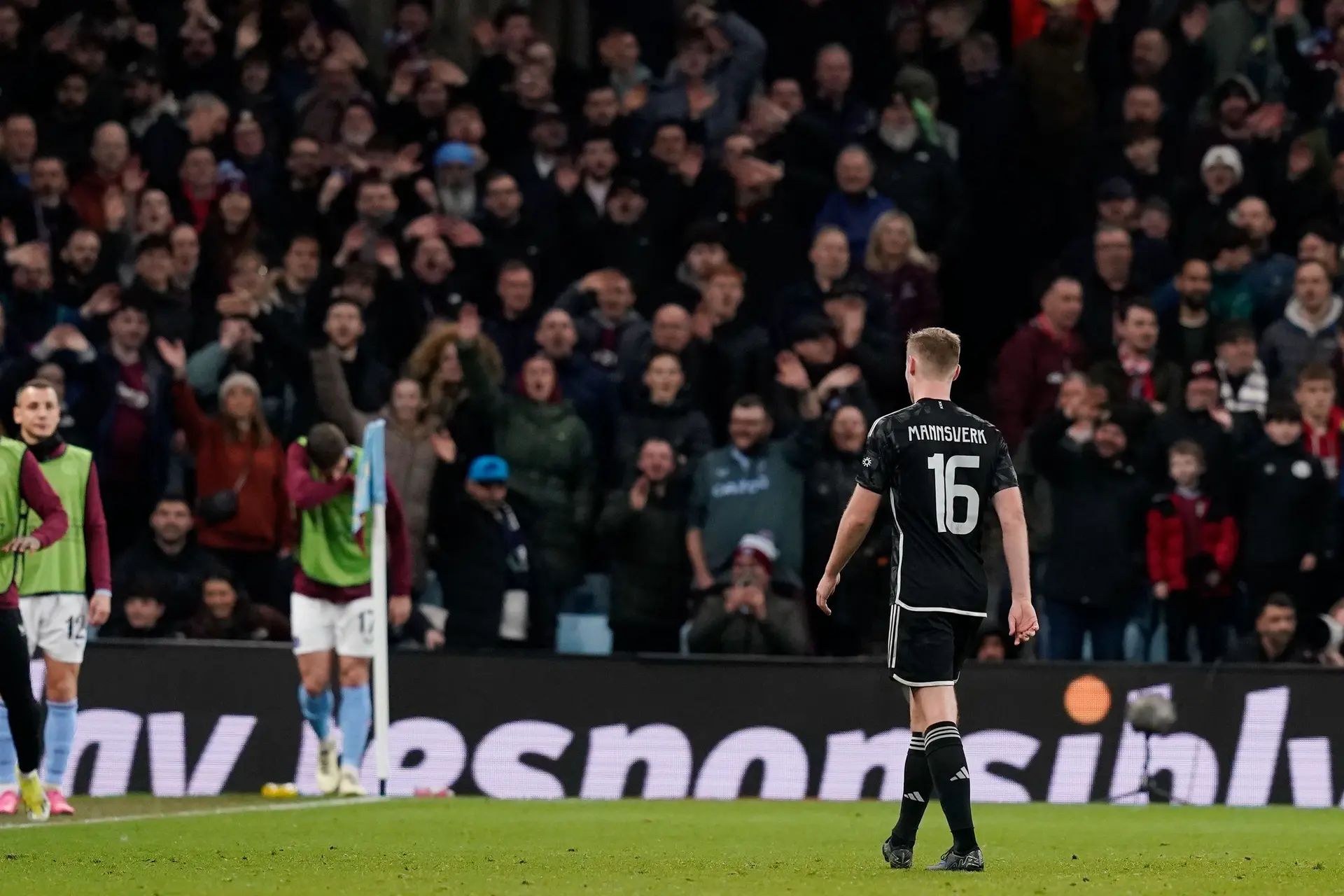 Van 't Schip ziet recordaantal rode kaarten bij Ajax: 'Misschien ook wel frustratie'