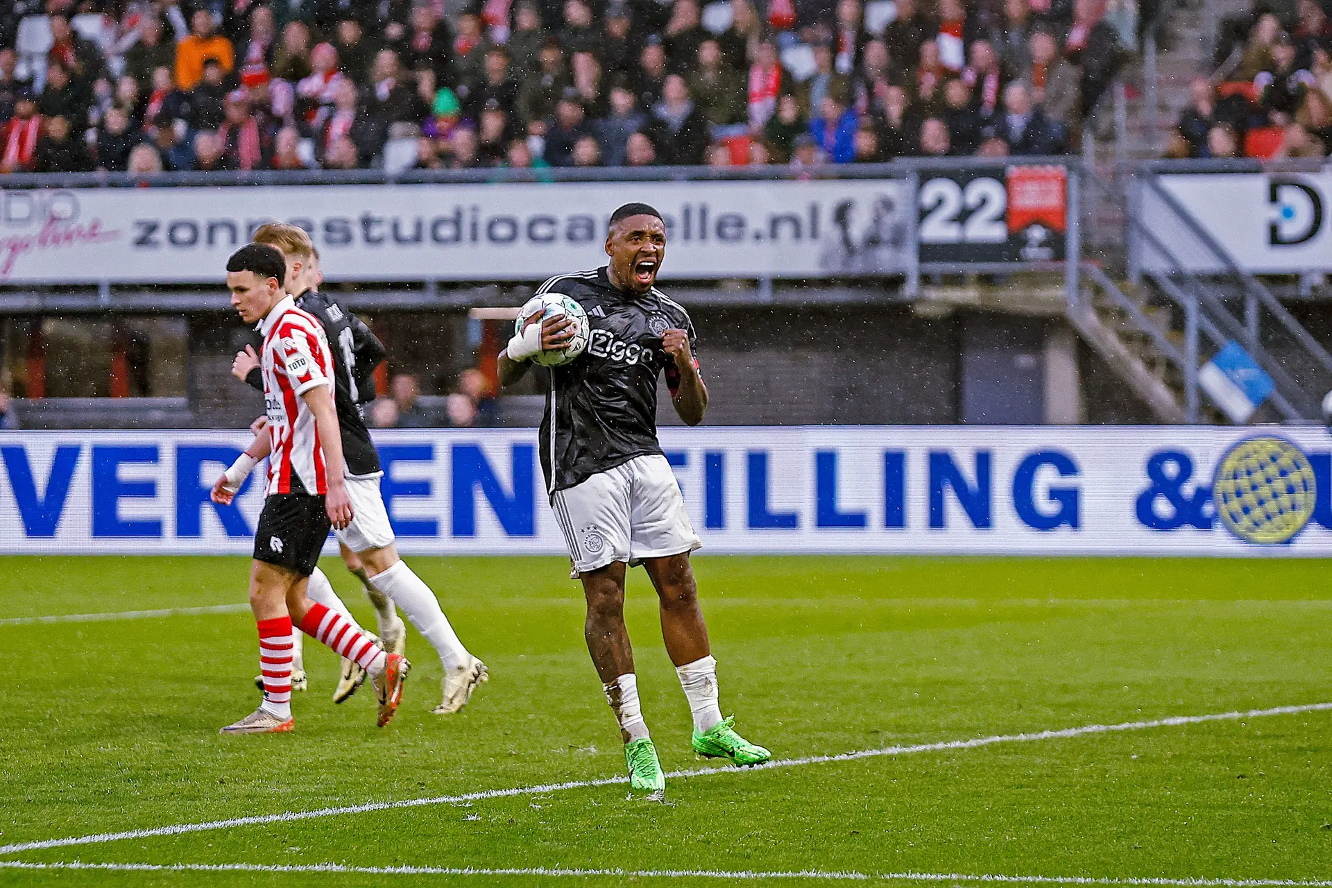 Bergwijn blikt terug op penaltymoment: 'Voelde gewoon een duw in mijn rug'