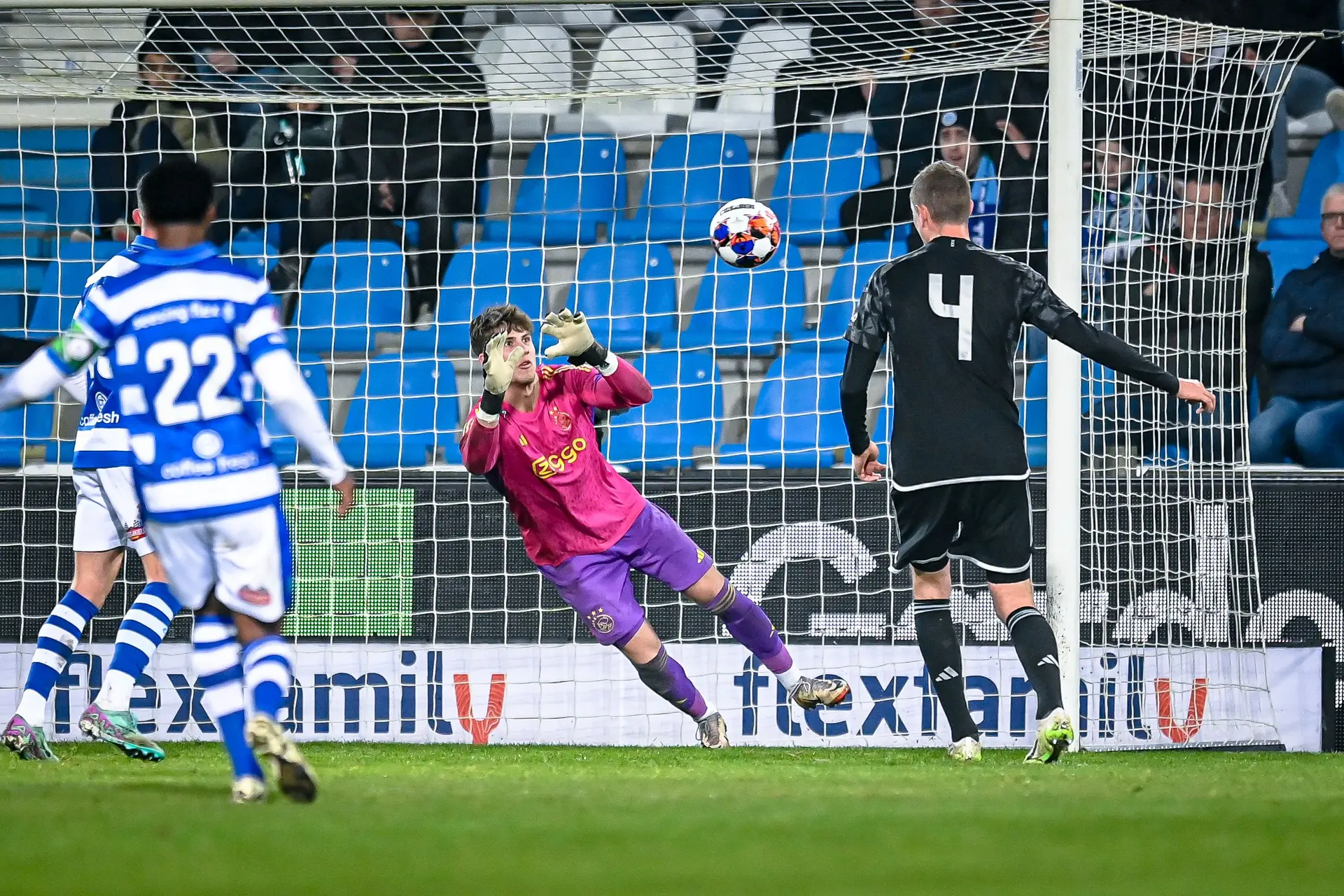 Jong Ajax dankt De Graaff voor overwinning op bezoek bij De Graafschap