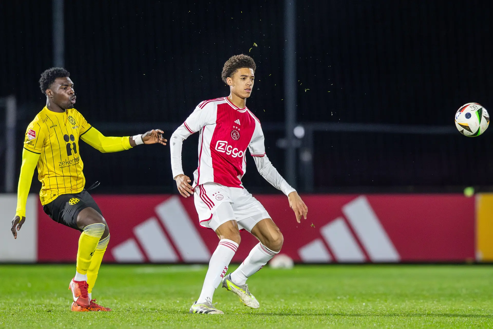Vos vol lof over zestienjarige debutant Bouwman: 'Mooi moment voor hem om eraan te ruiken'