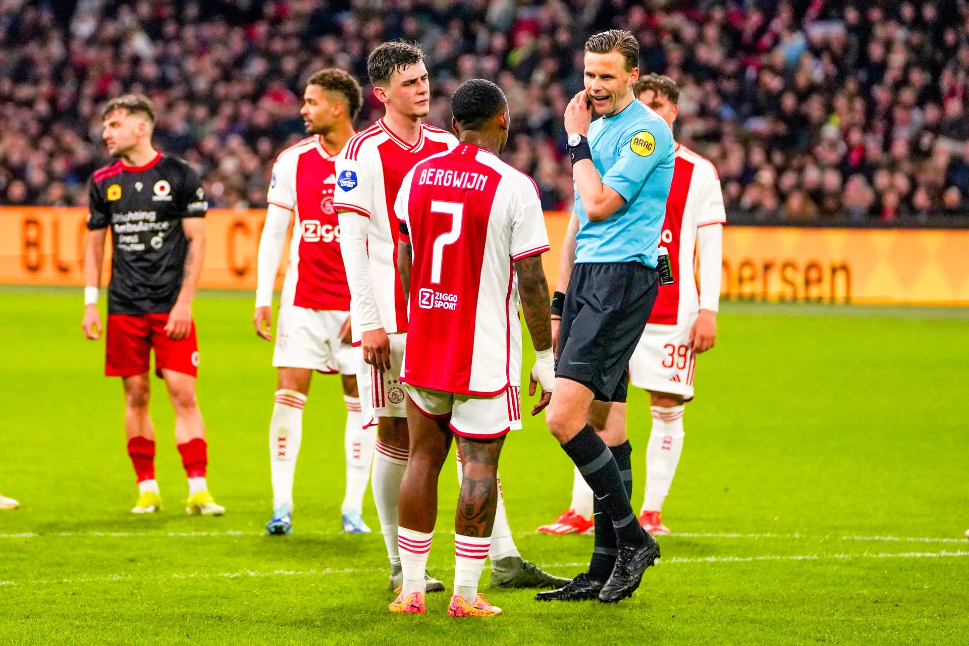 Zeer matig Ajax speelt op de valreep nog gelijk tegen Excelsior