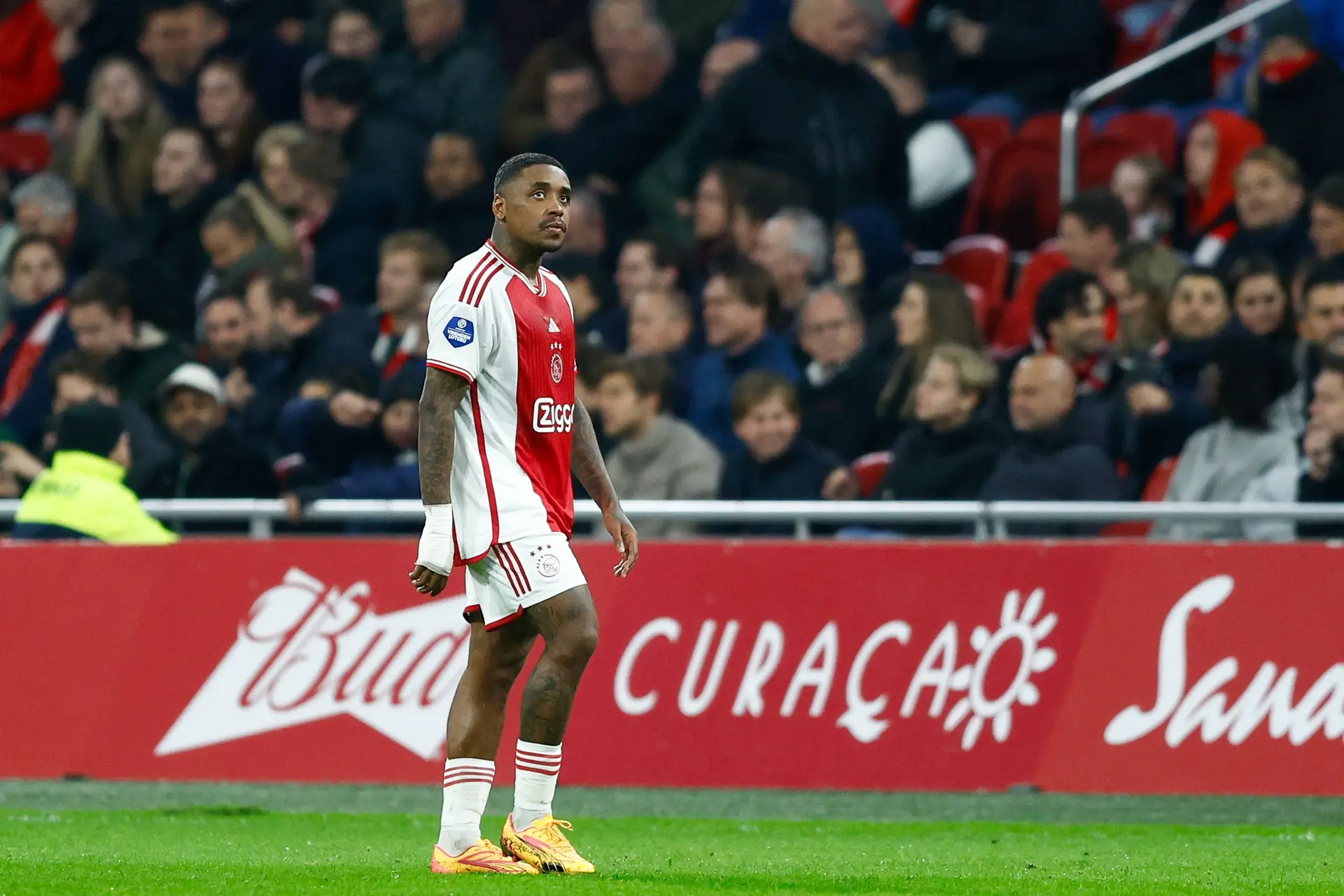 Ajax-aanvoerder Bergwijn door KNVB voor een duel geschorst
