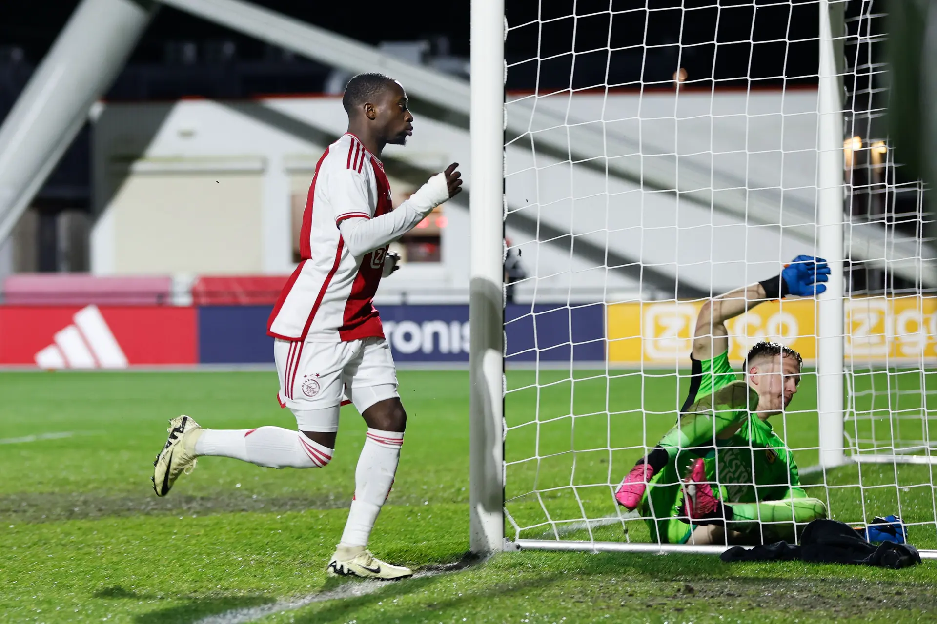Forbs wil zich ontwikkelen bij Ajax: 'Tot nu toe geniet ik er erg van'
