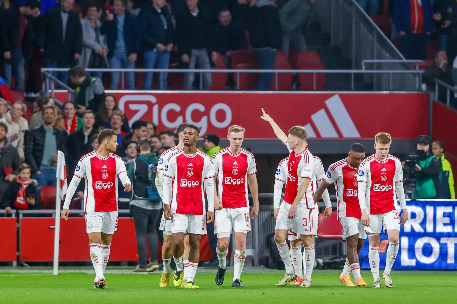 Kranten: 'Godts toonde zich vrij van kopzorgen en dribbelde met branie op zijn tegenstanders af'