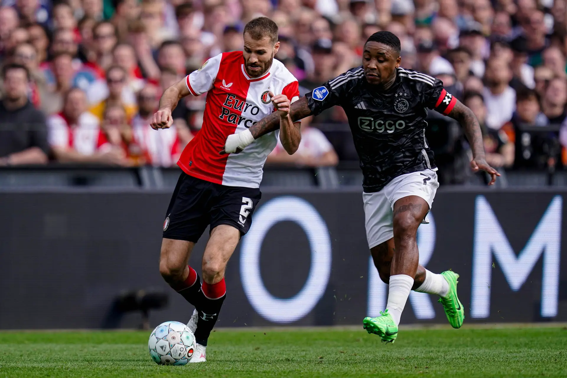 Vink en Perez zagen frustratie Bergwijn: 'Zelfs toen hij gewisseld werd, zag je nog steeds de woede'