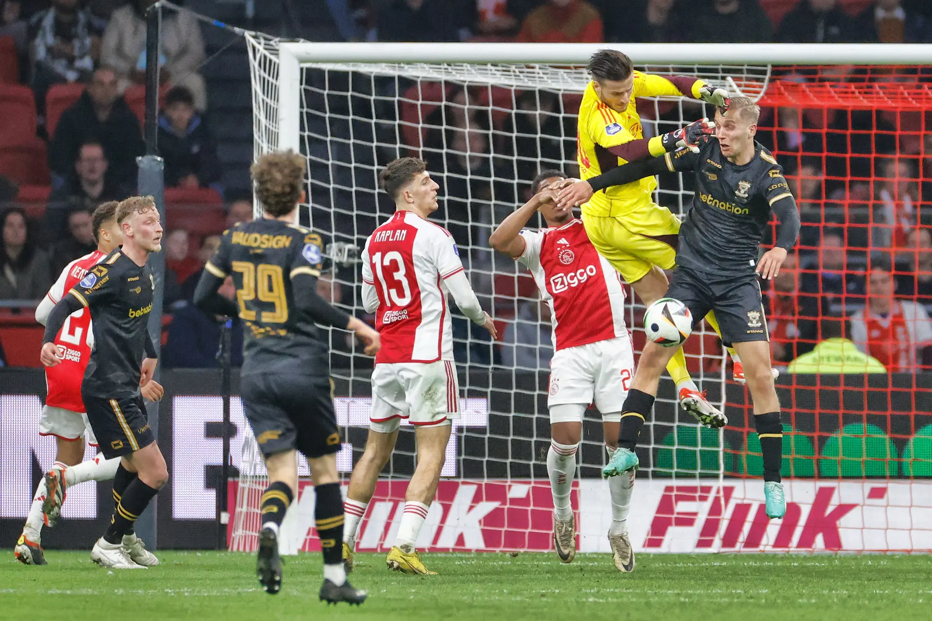 NB: 'Dit gelijkspel typeert dit Ajax; één moment en hij valt binnen'