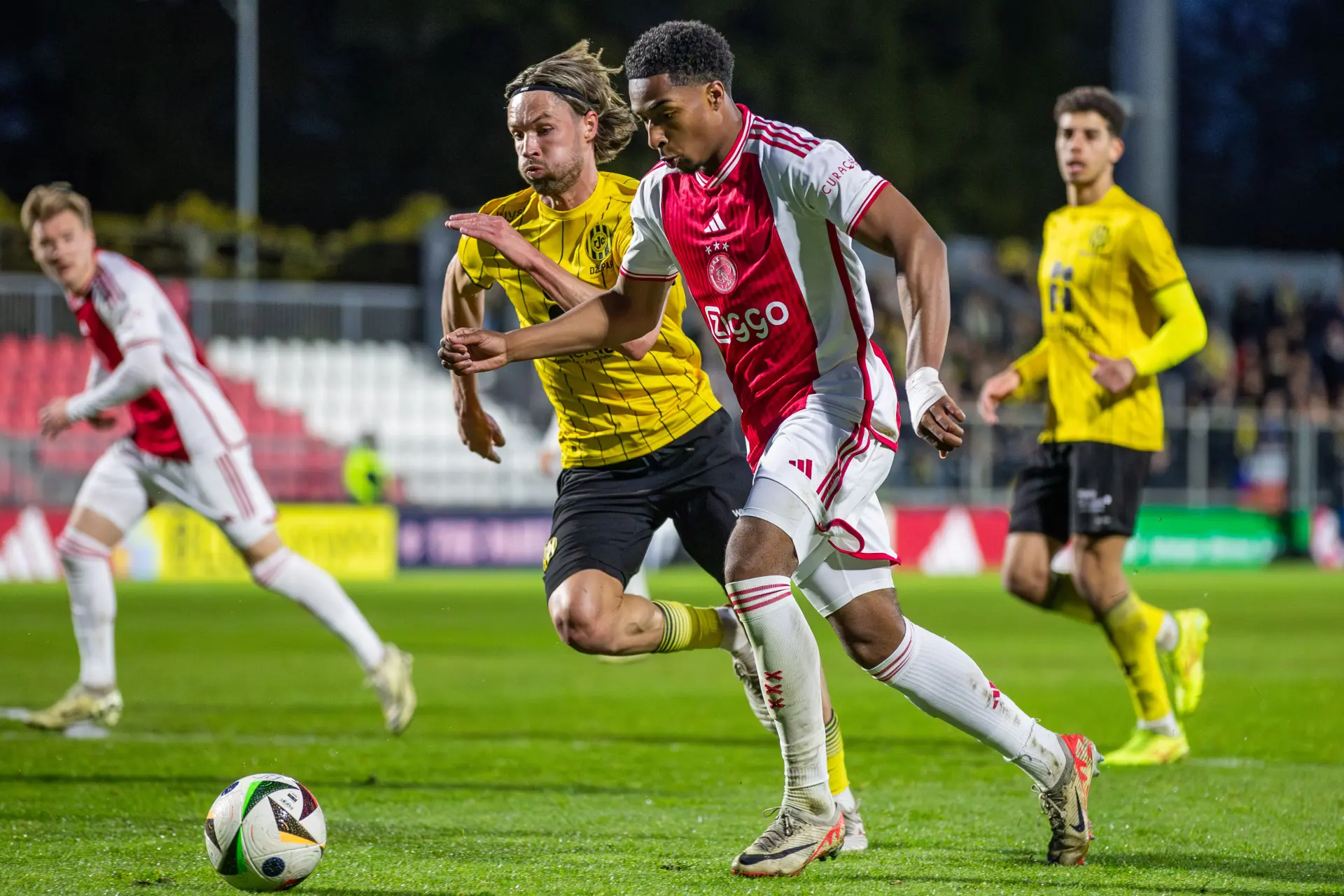 Vos houdt zich fysiek staande en bekroont goed optreden bij Jong Ajax met schitterende goal