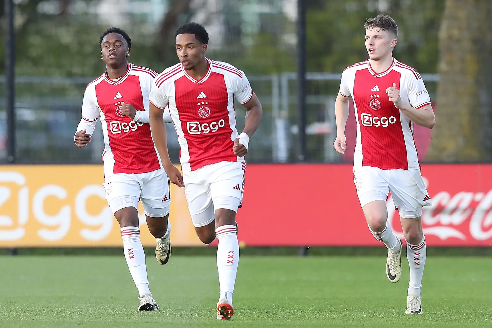 Jong Ajax houdt Roda thuis op gelijkspel en stelt Limburgs promotiefeestje uit