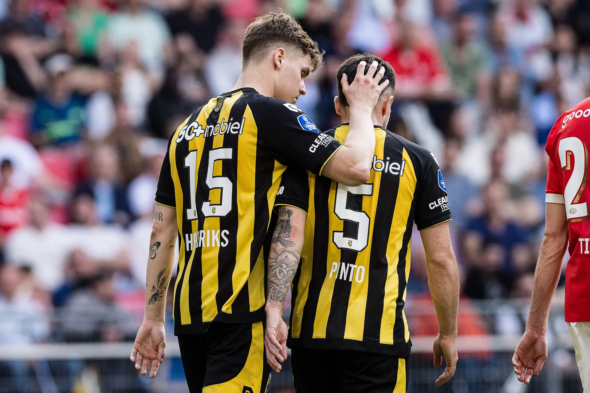 Vitesse krijgt achttien punten in mindering en degradeert uit Eredivisie