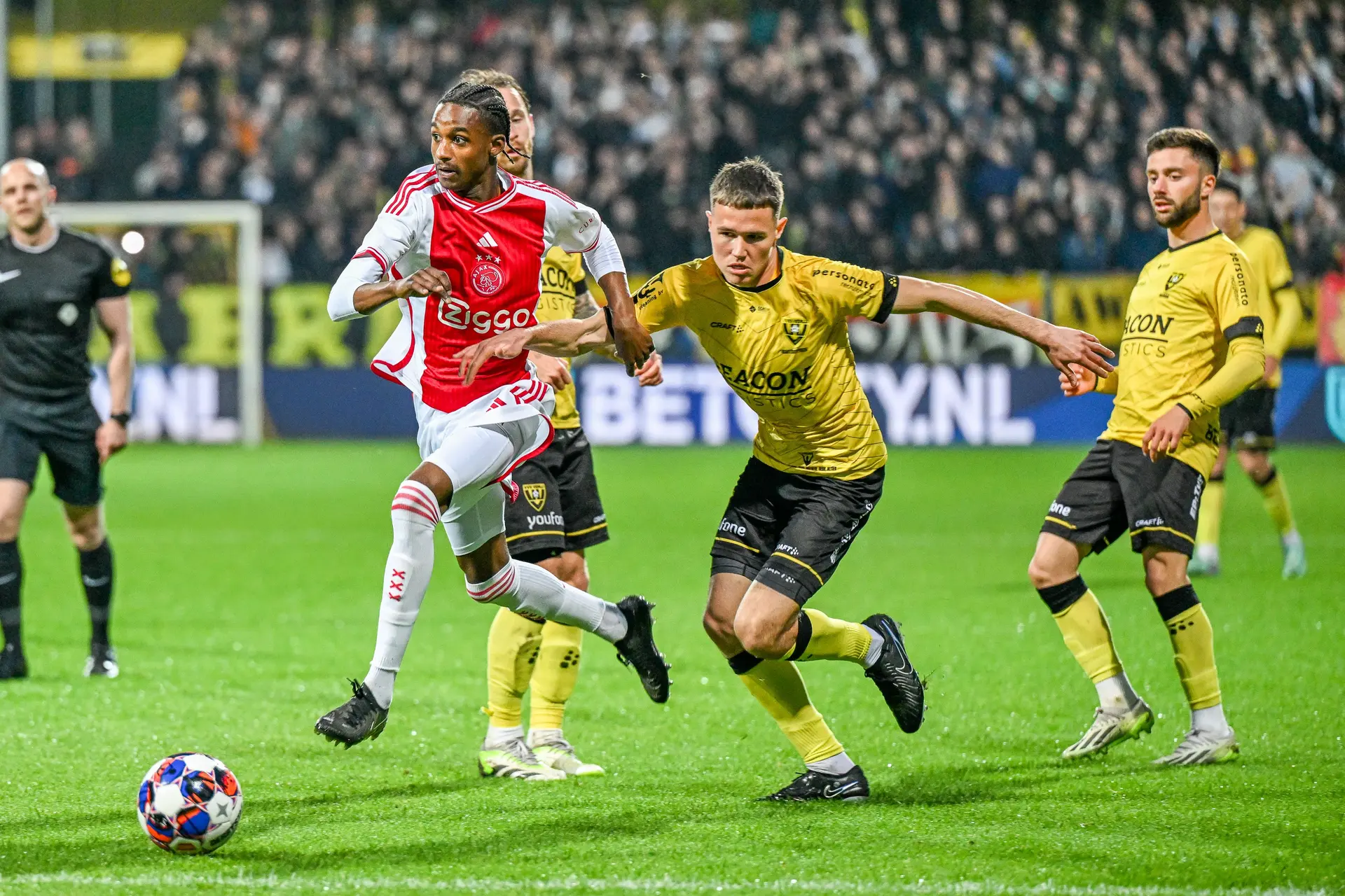 Martha en Chourak verzorgen dreiging bij Jong Ajax, ondanks ongewisse toekomst