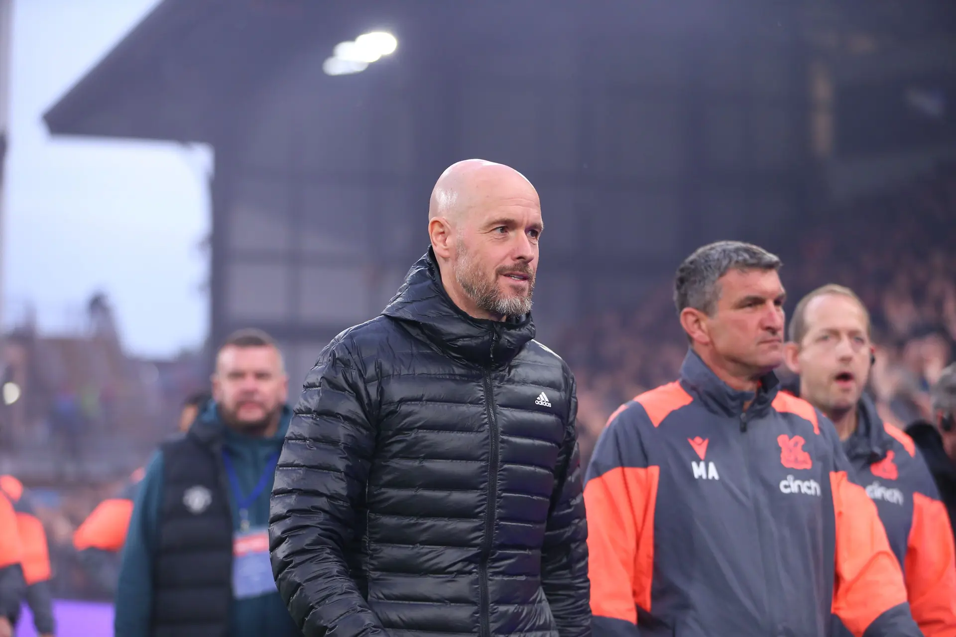 Ten Hag moet vrezen voor baan: 'Hij weet dat Manchester United contact heeft met andere trainers'
