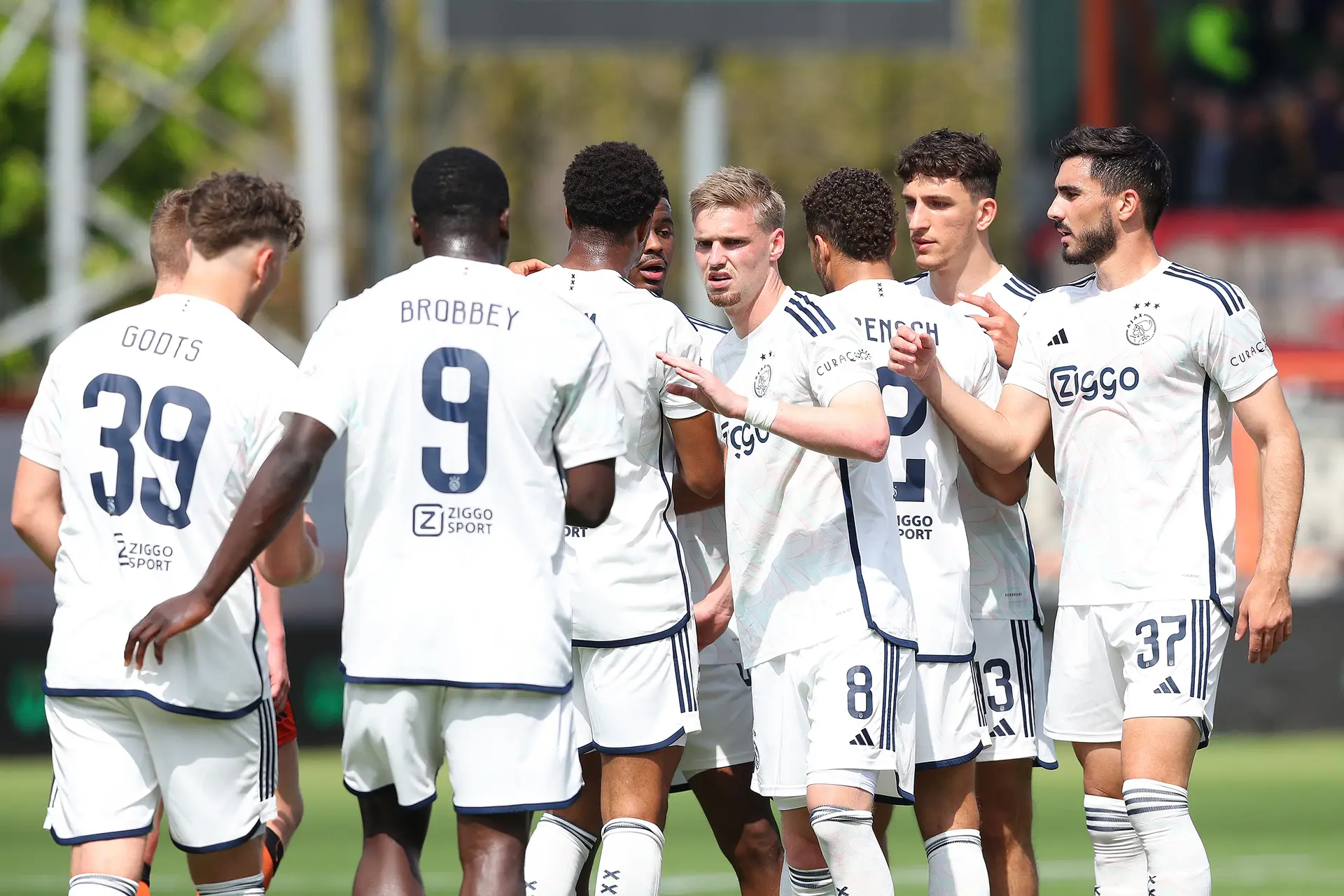 AD: Akpom en Brobbey starten allebei in de basis tegen Almere City