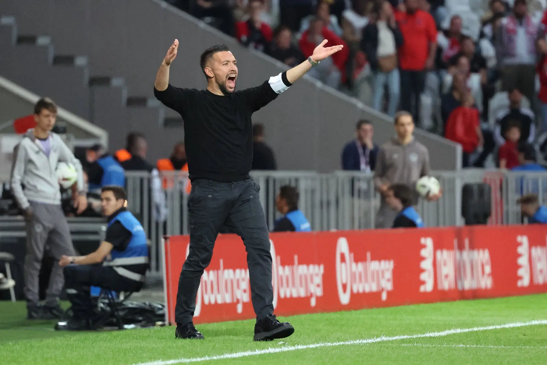 Rondom Ajax: Farioli meldt zich voor eerste 'kantoordag' op De Toekomst