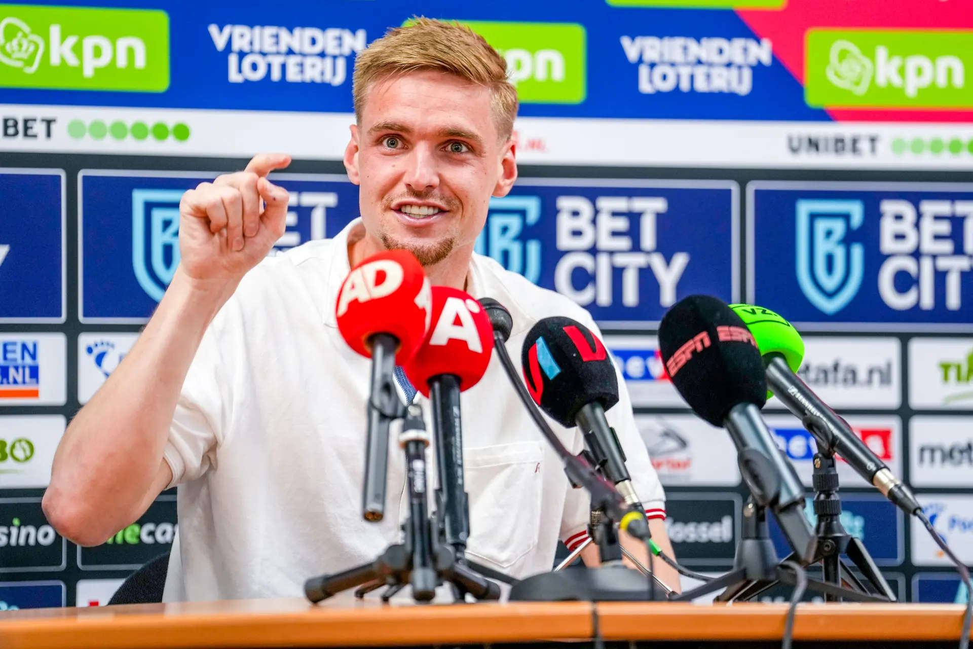Taylor gaat niet zomaar weg: 'Ik verruil mijn cluppie niet voor zo maar iets anders'
