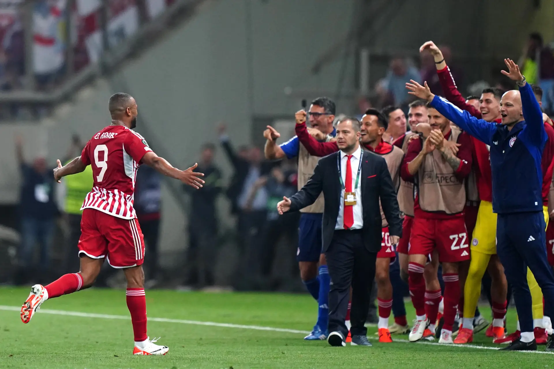 Olympiakos laat Aston Villa kansloos en plaatst zich voor finale Conference League