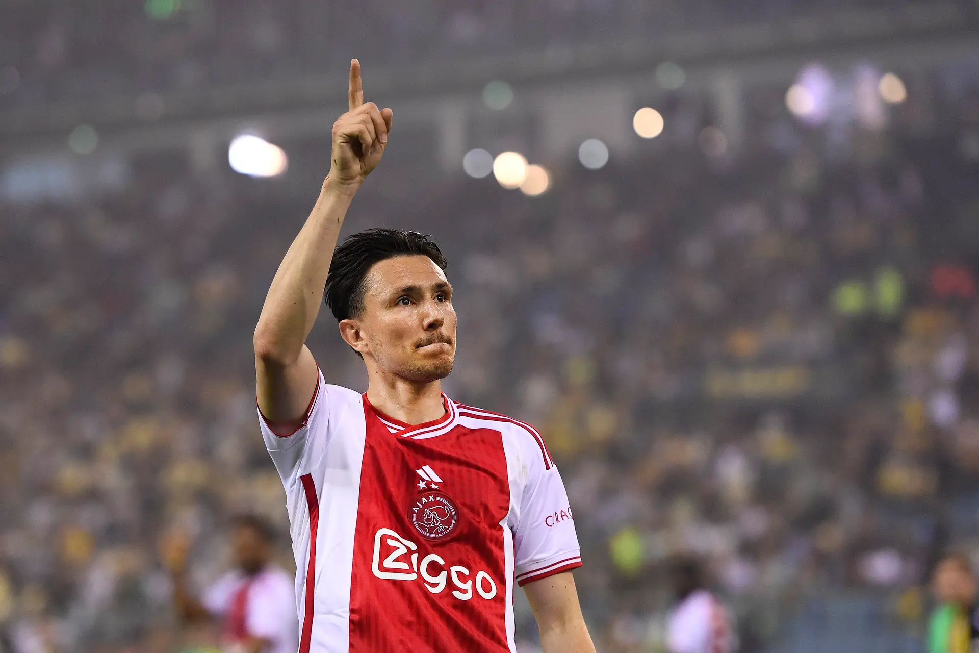 Ajax sluit seizoen af met gelijkspel op bezoek bij hekkensluiter Vitesse