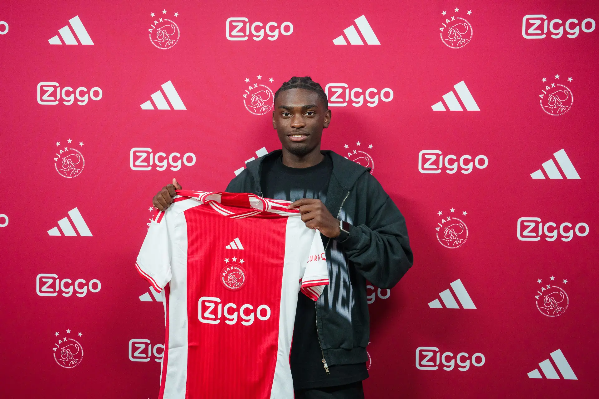 Ajax presenteert Mokio: verdedigend toptalent tekent tot medio 2027