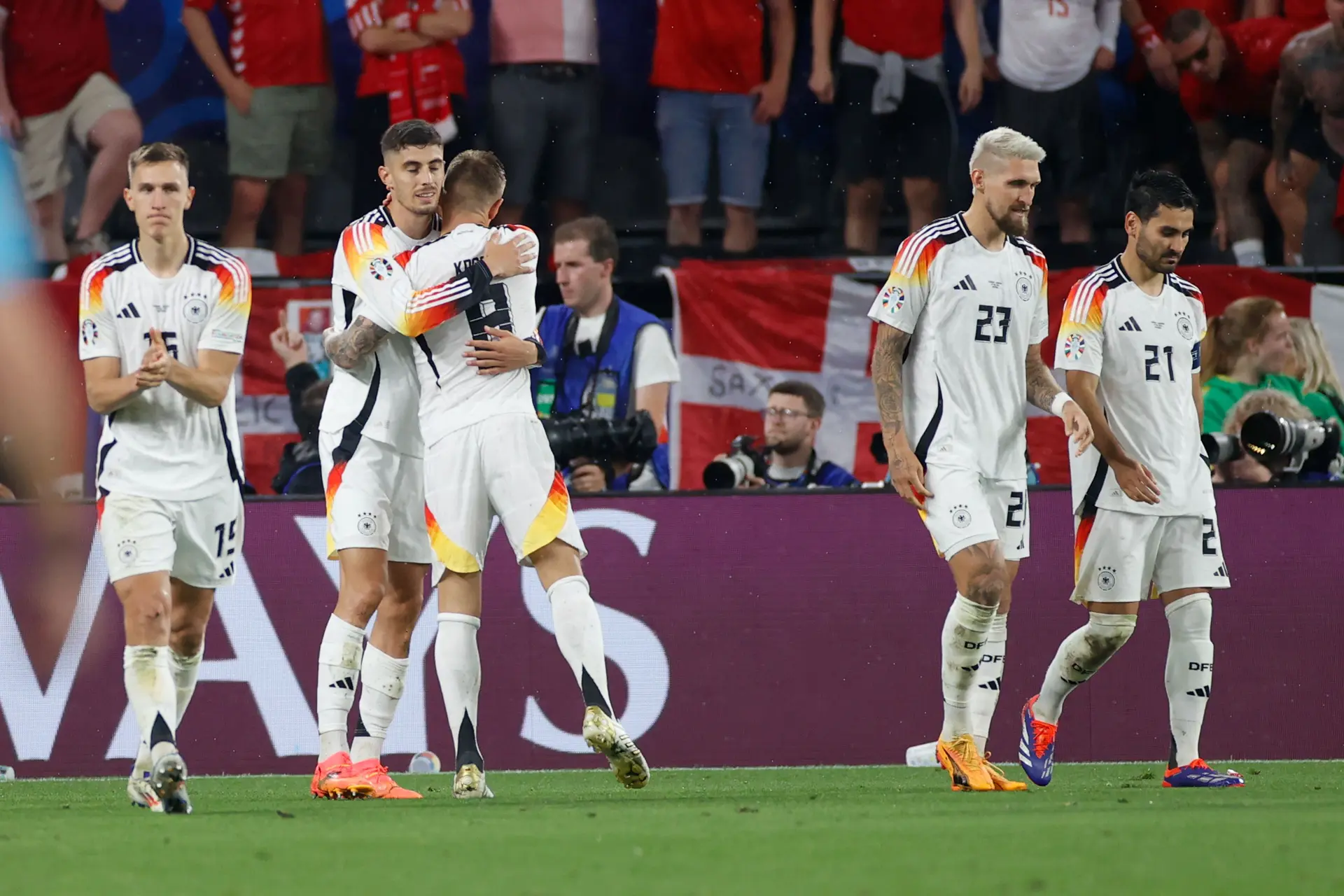 Duitsland klopt Denemarken en bereikt kwartfinale EK in eigen land