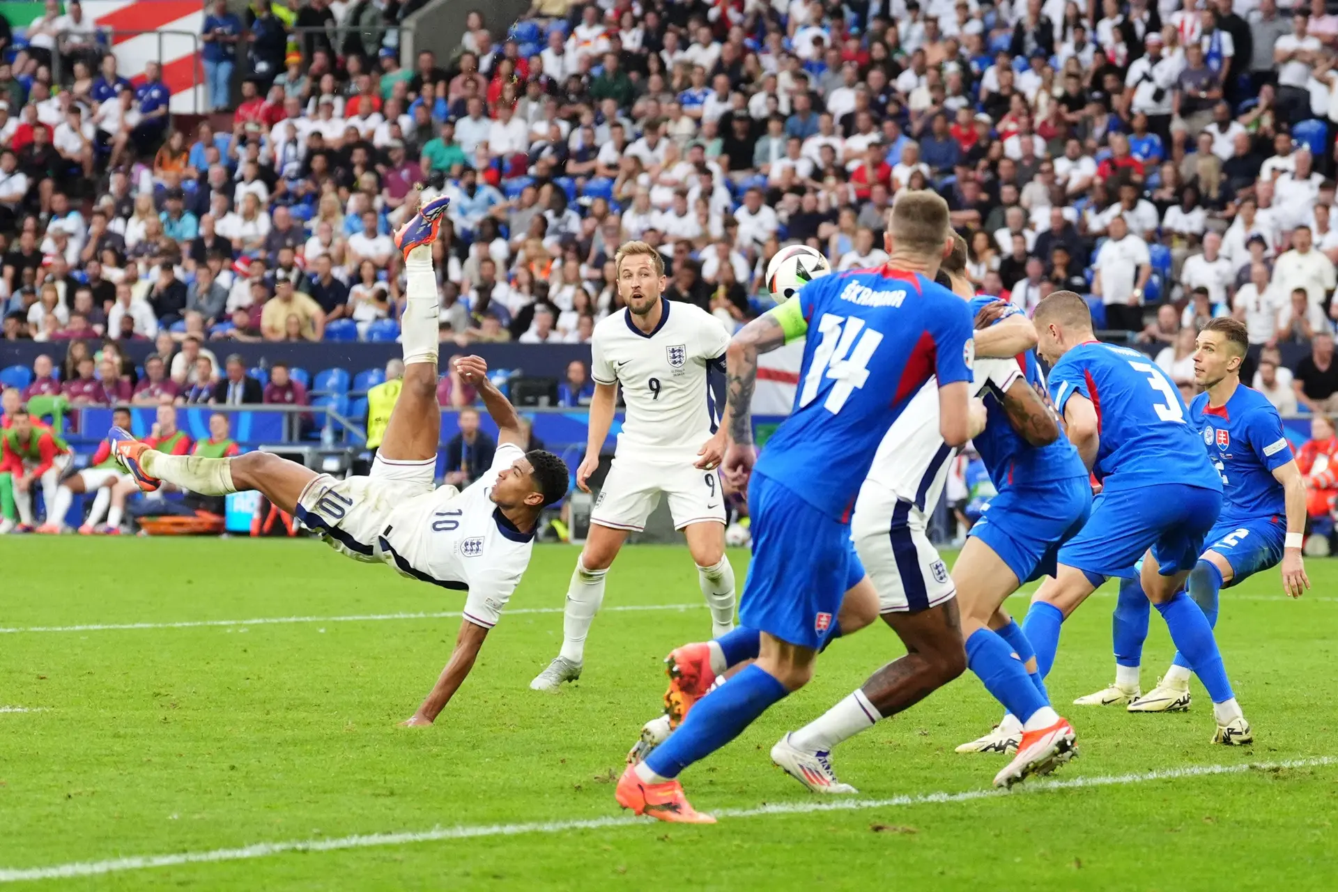 Engeland kruipt door oog van de naald en wint na verlenging van Slowakije