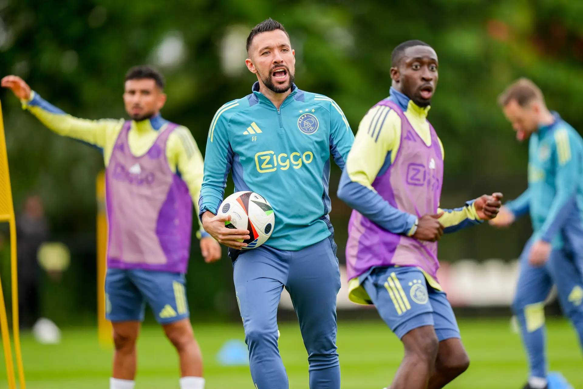 Farioli wil Ajax-spelers energie geven: 'Ik proef bij iedereen de zin om weer te gaan voetballen'