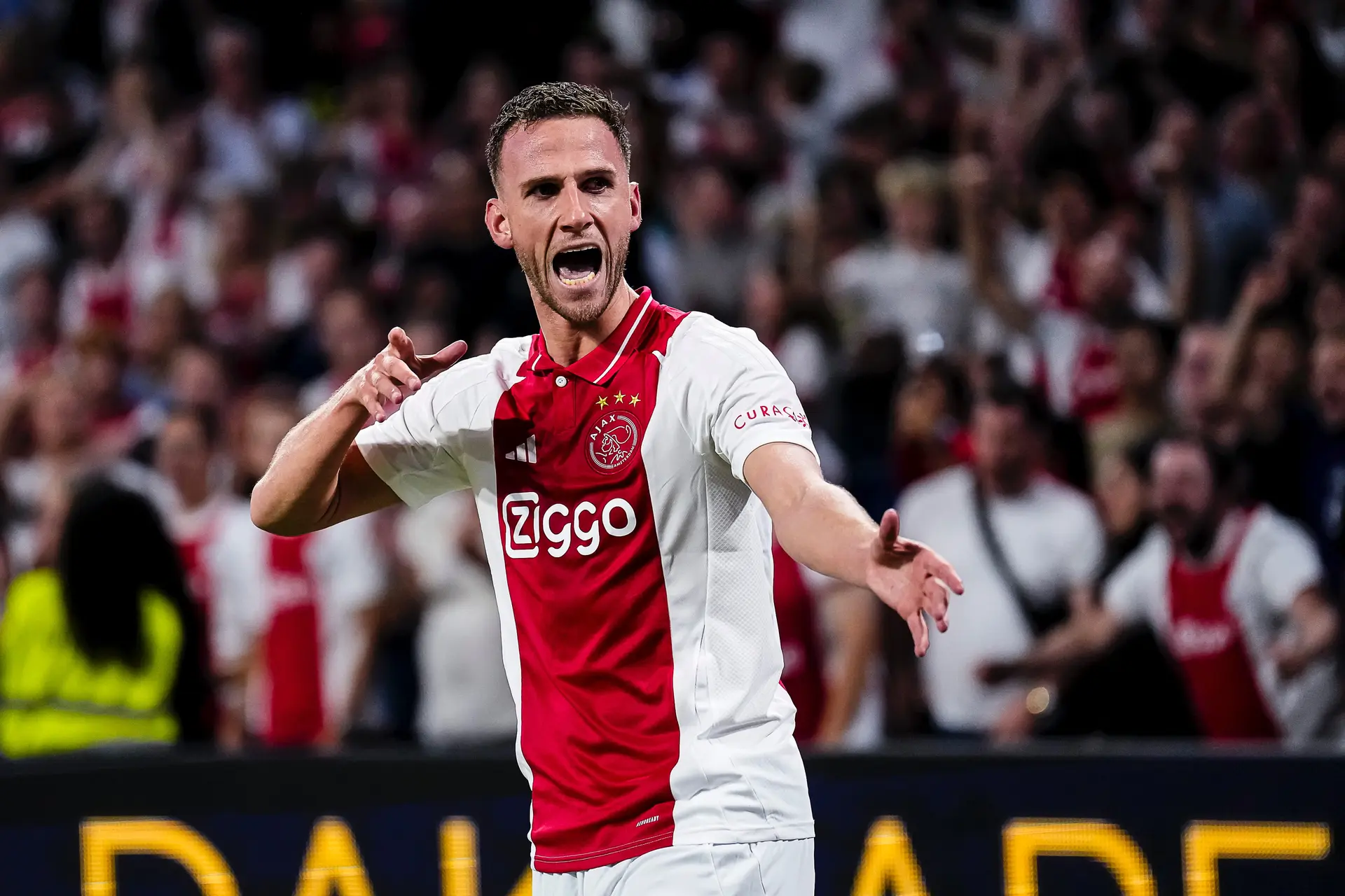 Invaller Van den Boomen bezorgt Ajax op de valreep verdiende overwinning op FK Vojvodina