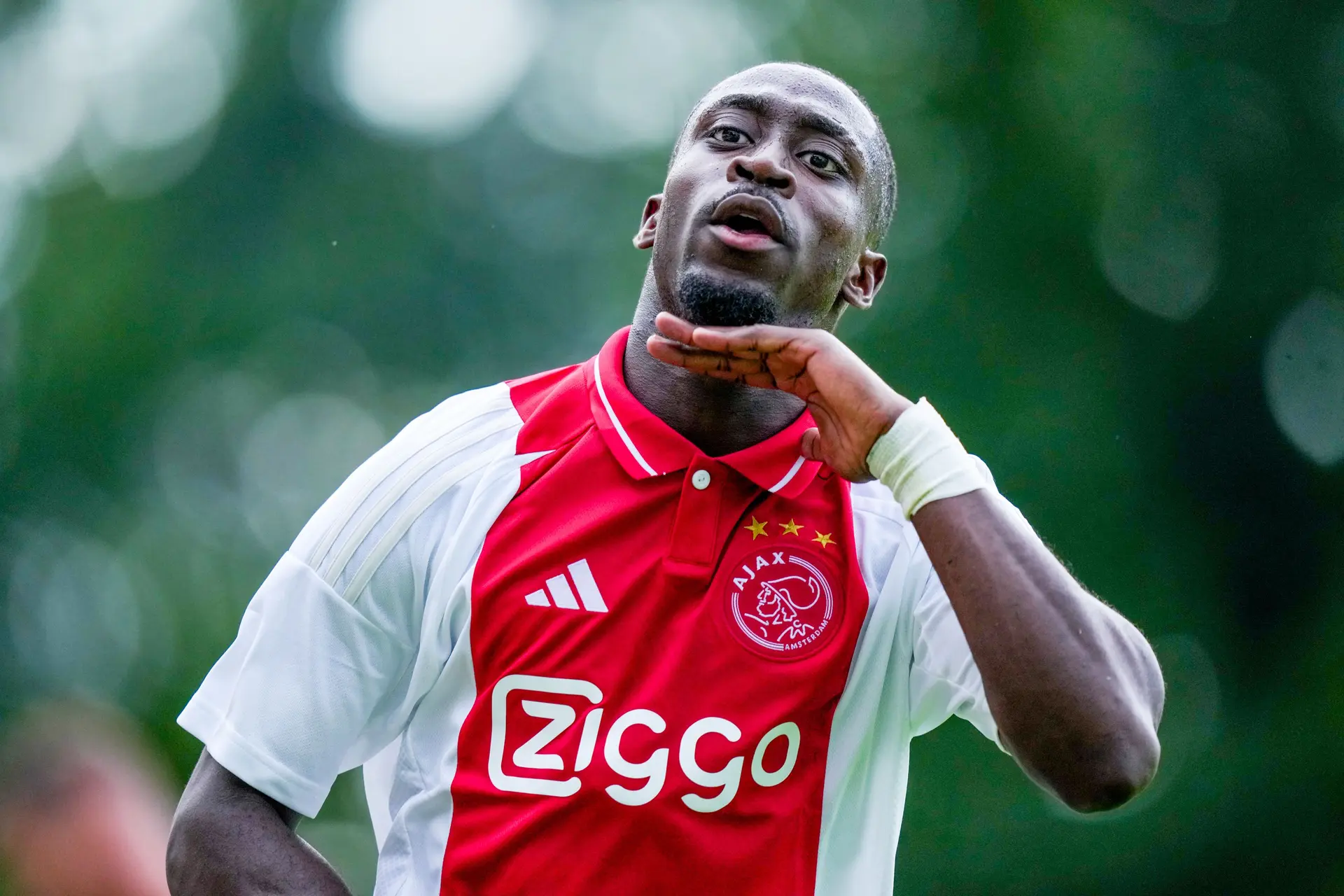 'Ajax en Club Brugge naderen akkoord over Forbs; onzekerheid over exacte transfersom'