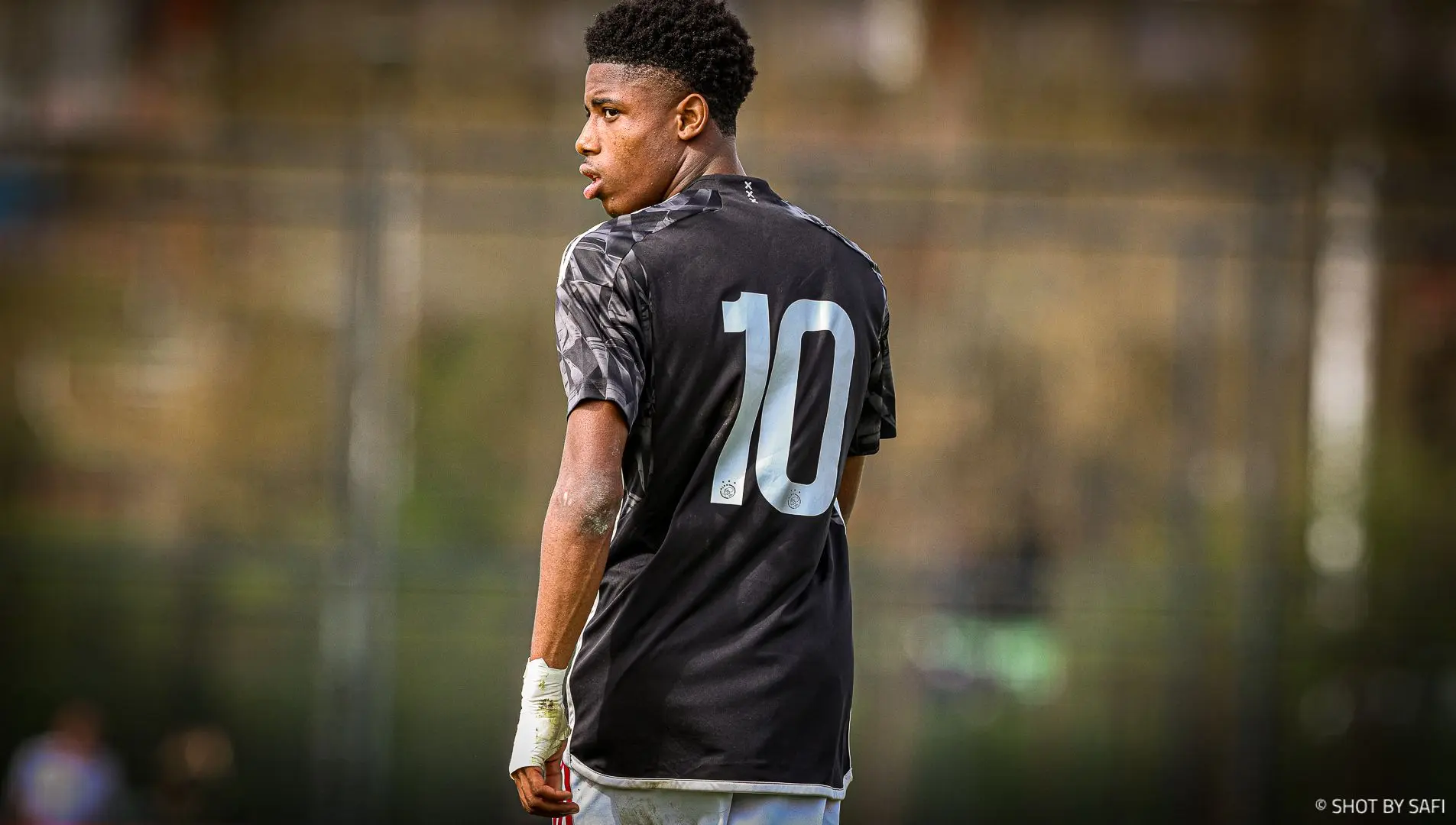 Nieuwbakken prof Barron toont dat hard werken loont bij Ajax