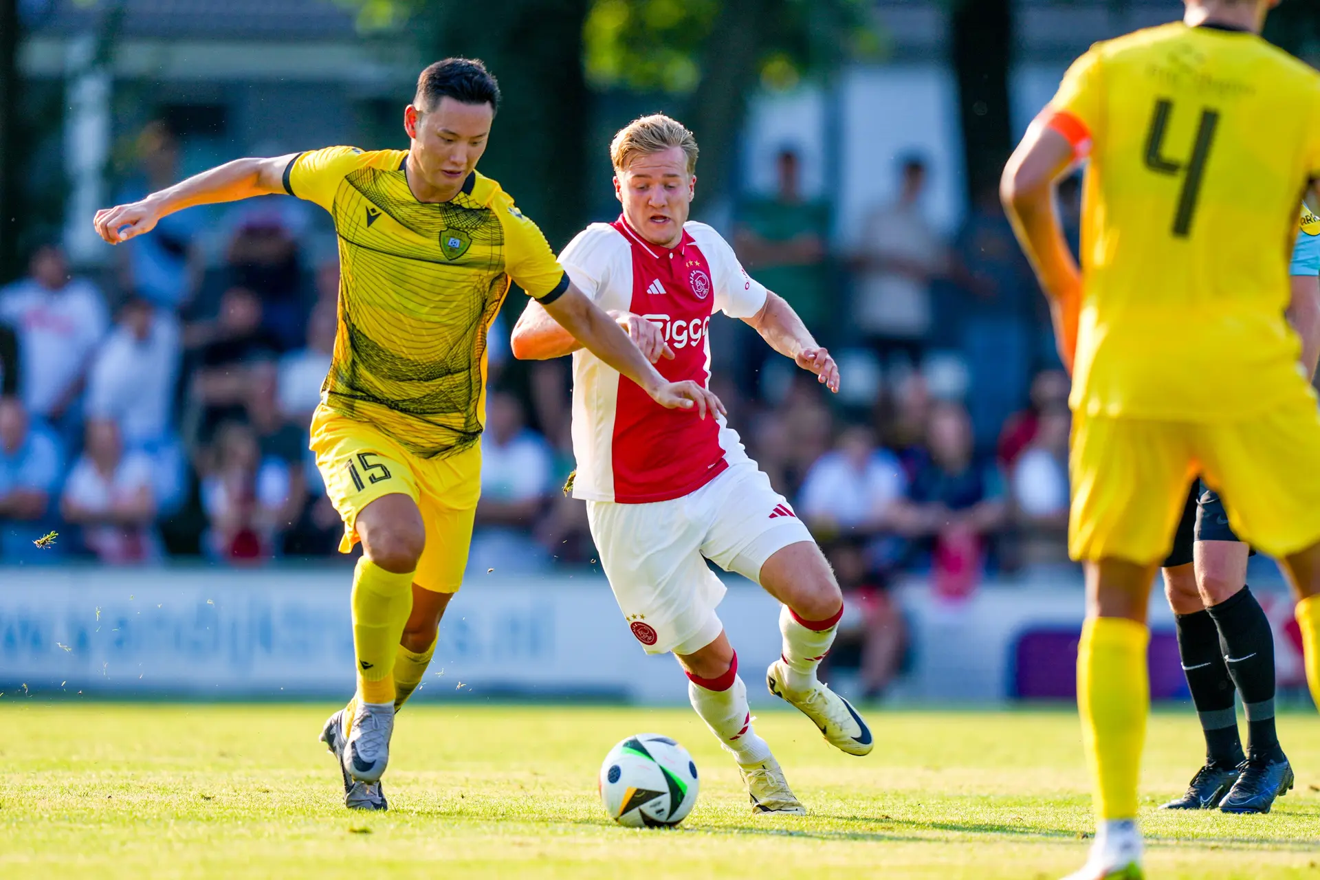 Rijkhoff ziet Akpom als mentor: 'Praat veel met hem over bepaalde situaties op het veld'