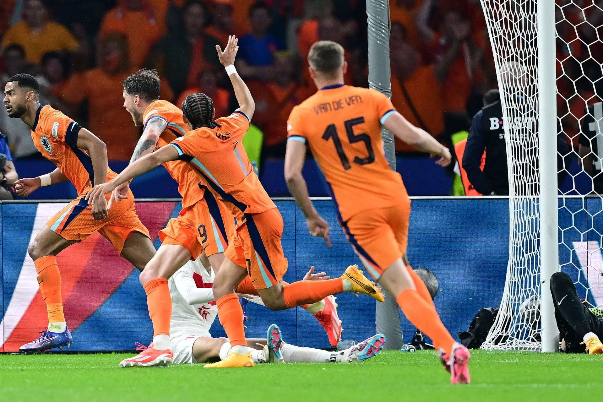 Veerkrachtig Oranje bereikt halve finale EK na zege op Turkije