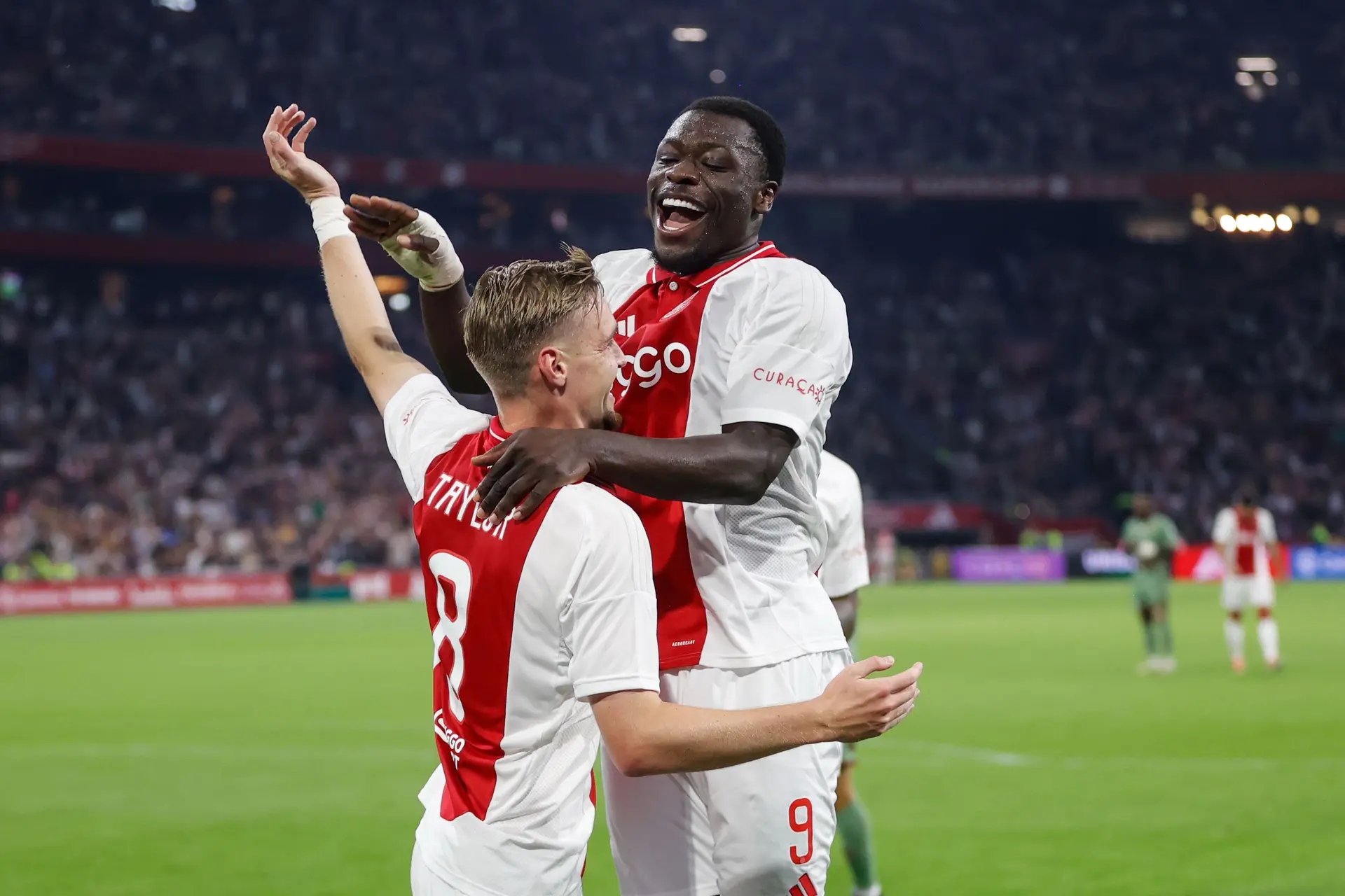Simonis fan van Brobbey: 'Wij waren blij dat Weghorst tegen ons startte'