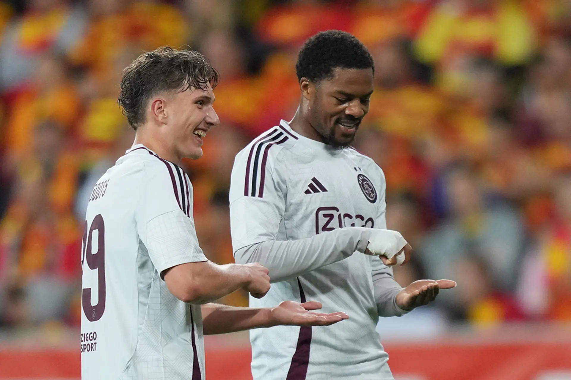 Akpom vol lof over 'Broodman' Godts: 'Ik zweer het, hij eet wel zeven broodjes per dag!'